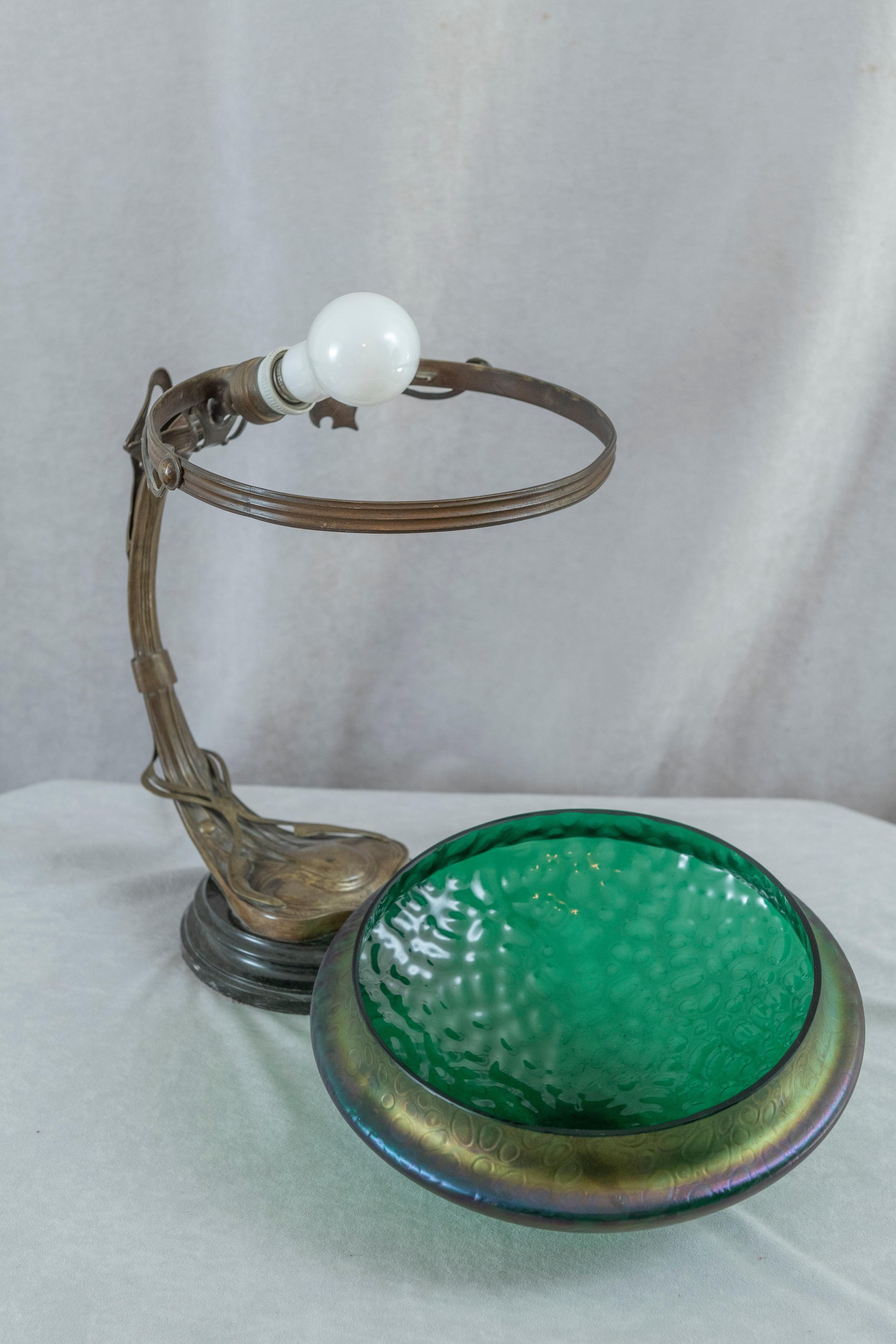 Österreichische Noveau-Tischlampe aus der Kunst Noveau mit mundgeblasenem schillerndem Original-Glasschirm im Angebot 5