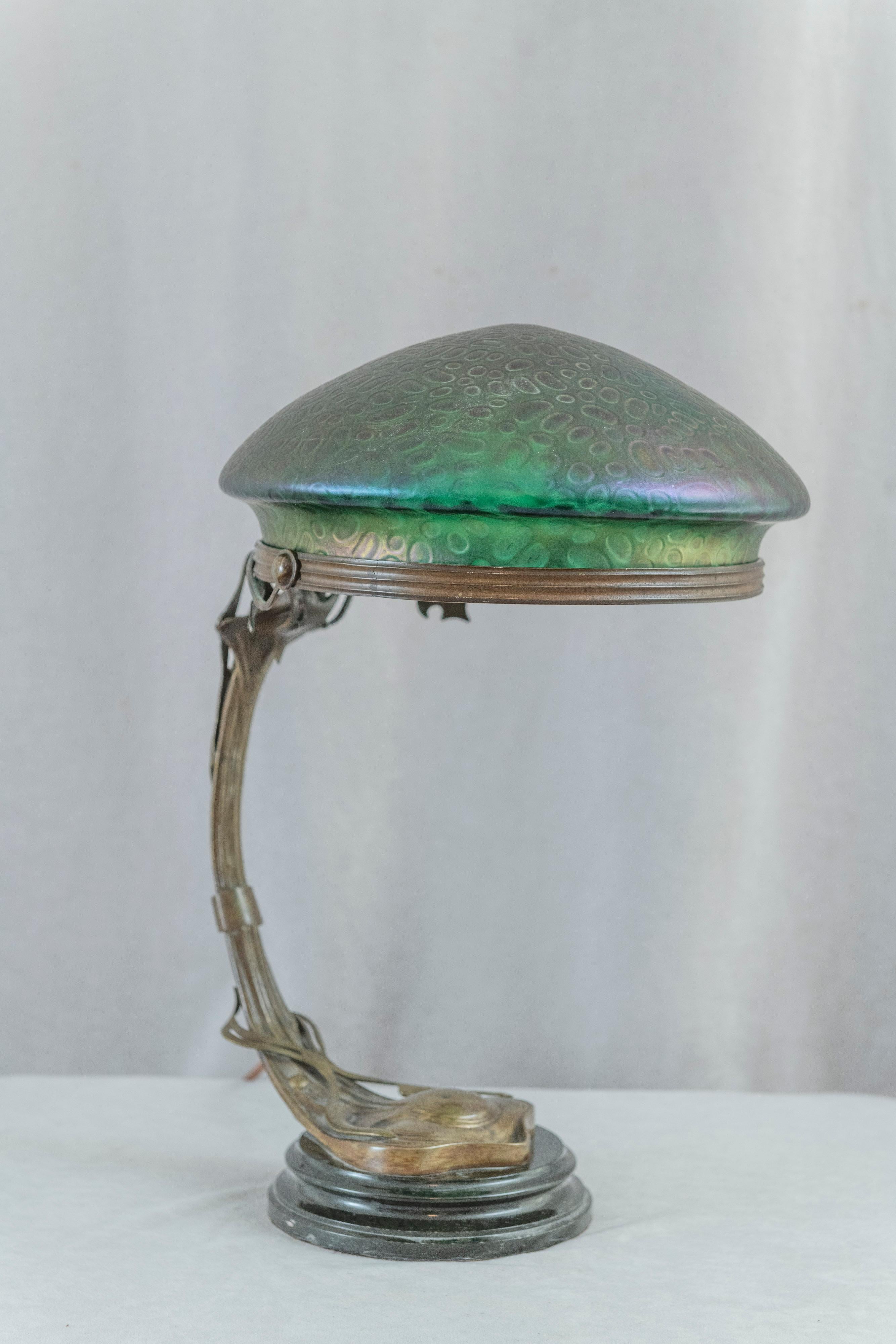 Österreichische Noveau-Tischlampe aus der Kunst Noveau mit mundgeblasenem schillerndem Original-Glasschirm im Angebot 7