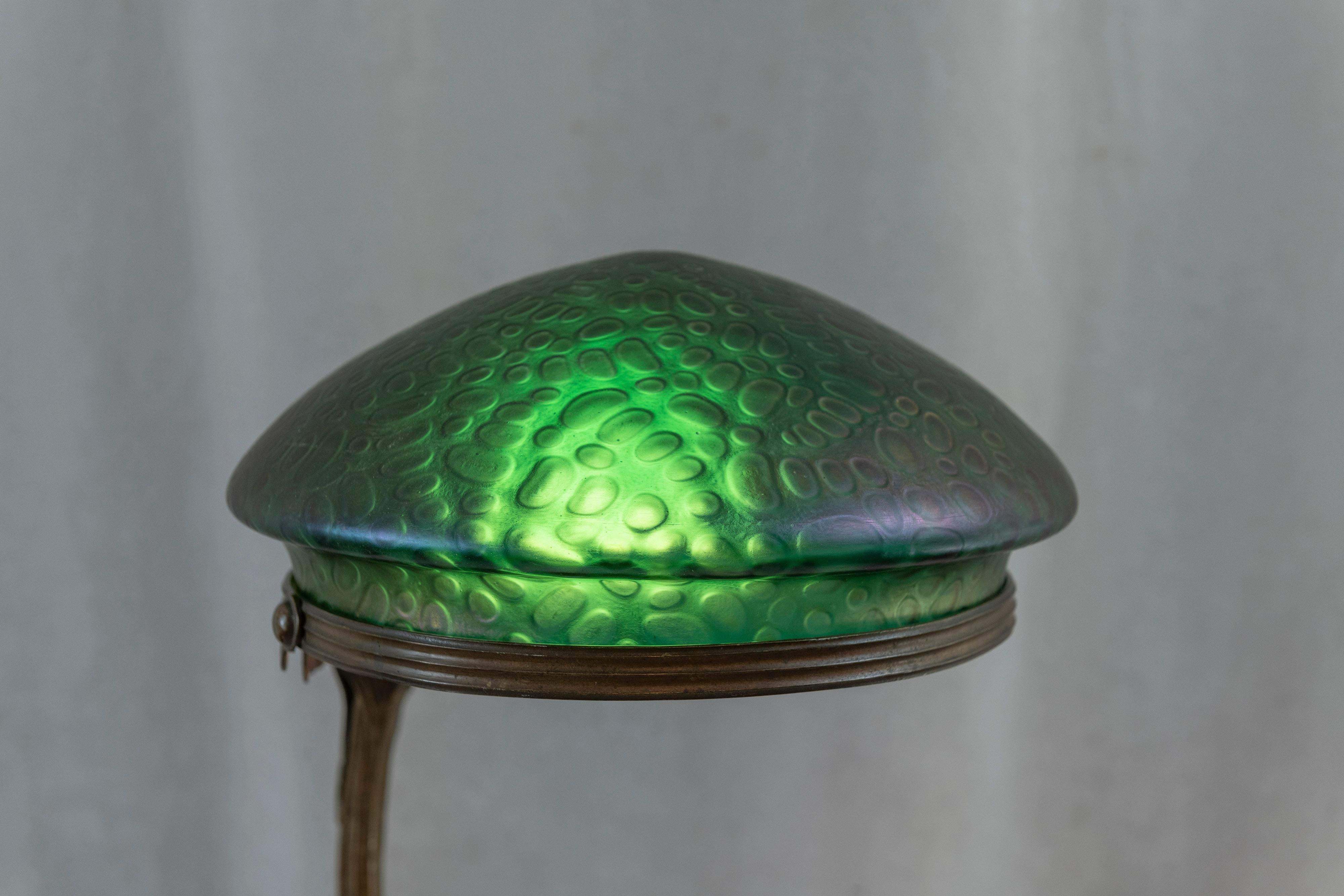 Art nouveau Lampe de table Art Noveau autrichienne avec abat-jour d'origine en verre irisé soufflé à la main en vente