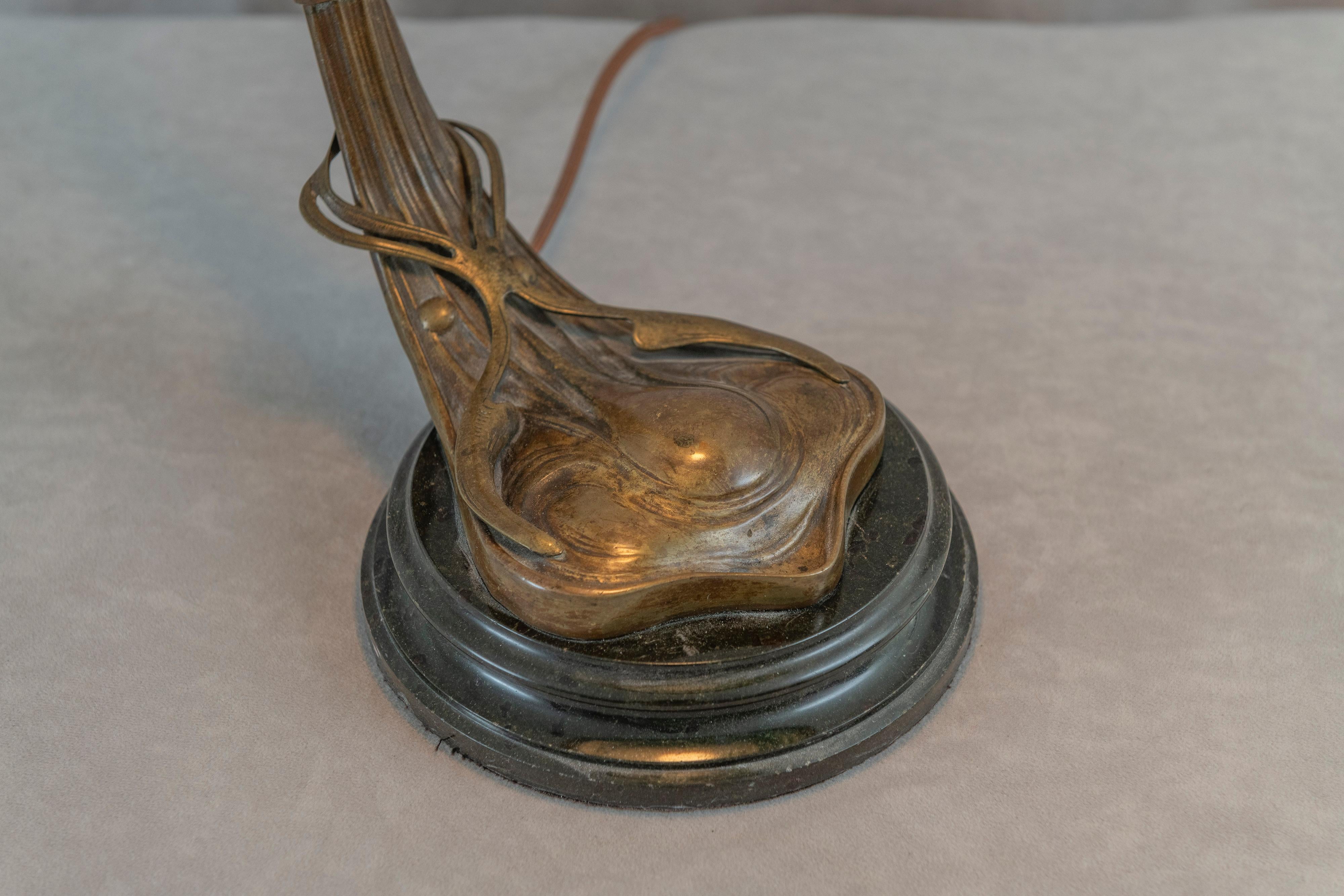 Österreichische Noveau-Tischlampe aus der Kunst Noveau mit mundgeblasenem schillerndem Original-Glasschirm (Handgefertigt) im Angebot