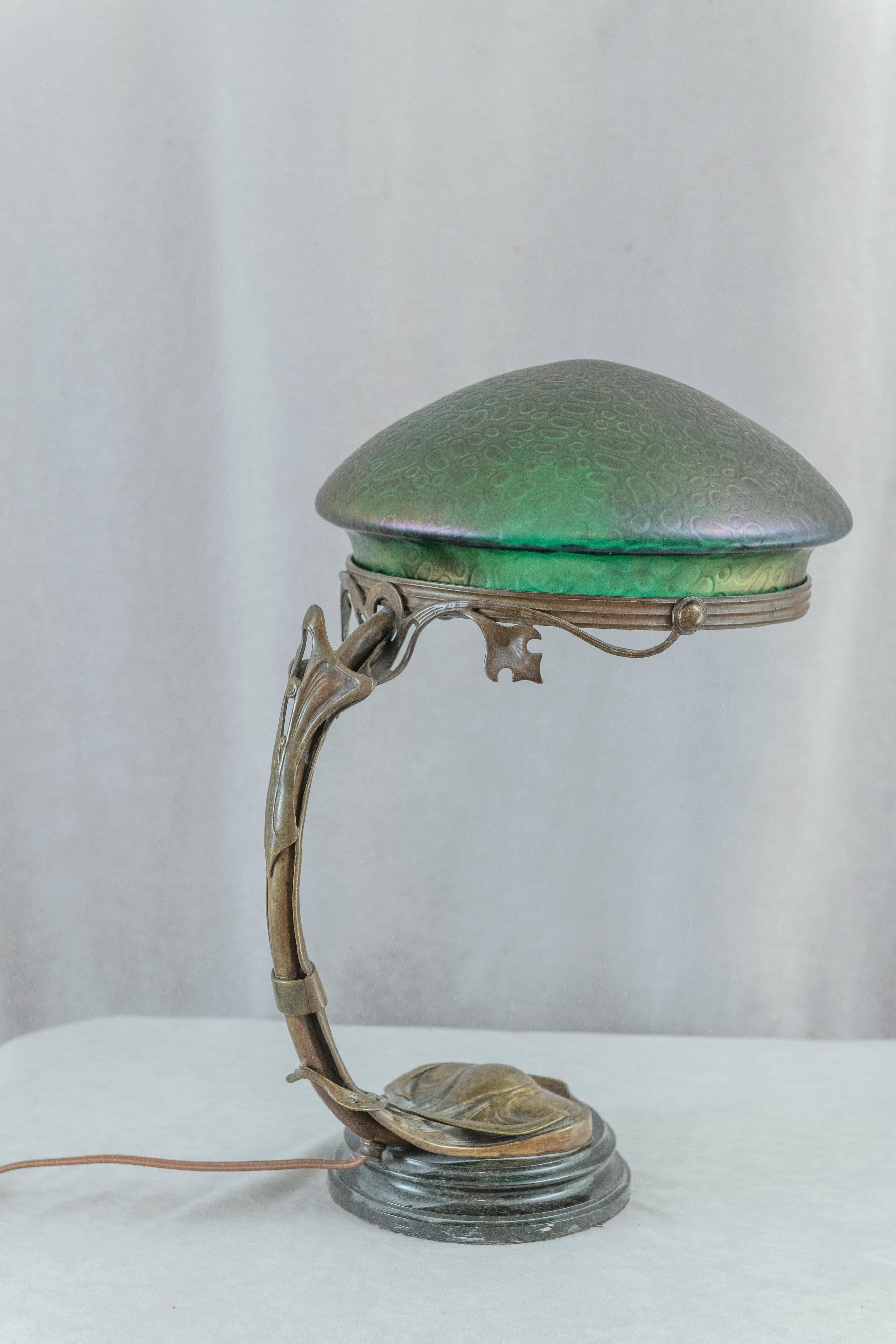 Patiné Lampe de table Art nouveau autrichienne avec abat-jour original en verre irisé soufflé à la main en vente
