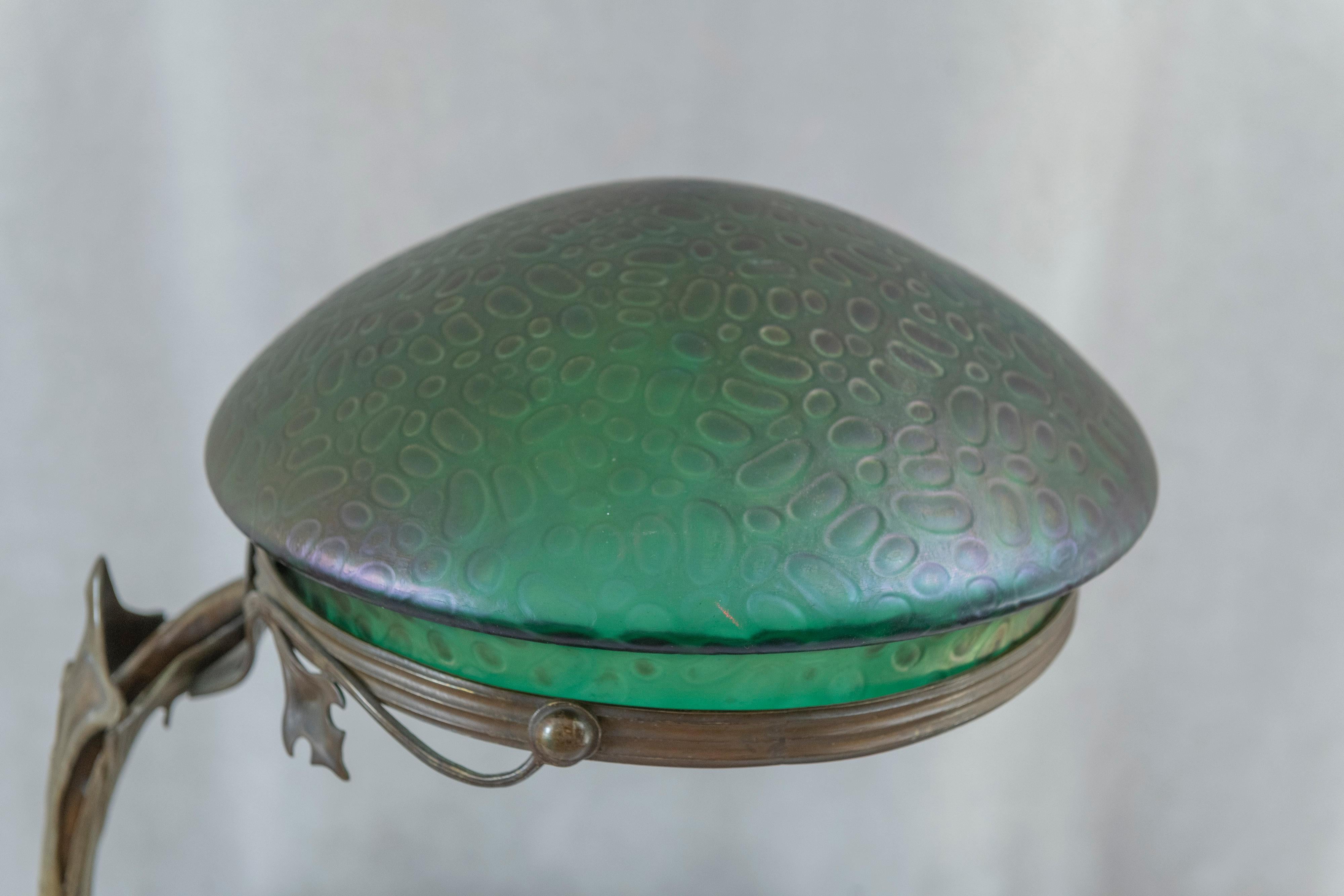 Österreichische Noveau-Tischlampe aus der Kunst Noveau mit mundgeblasenem schillerndem Original-Glasschirm (Bronze) im Angebot