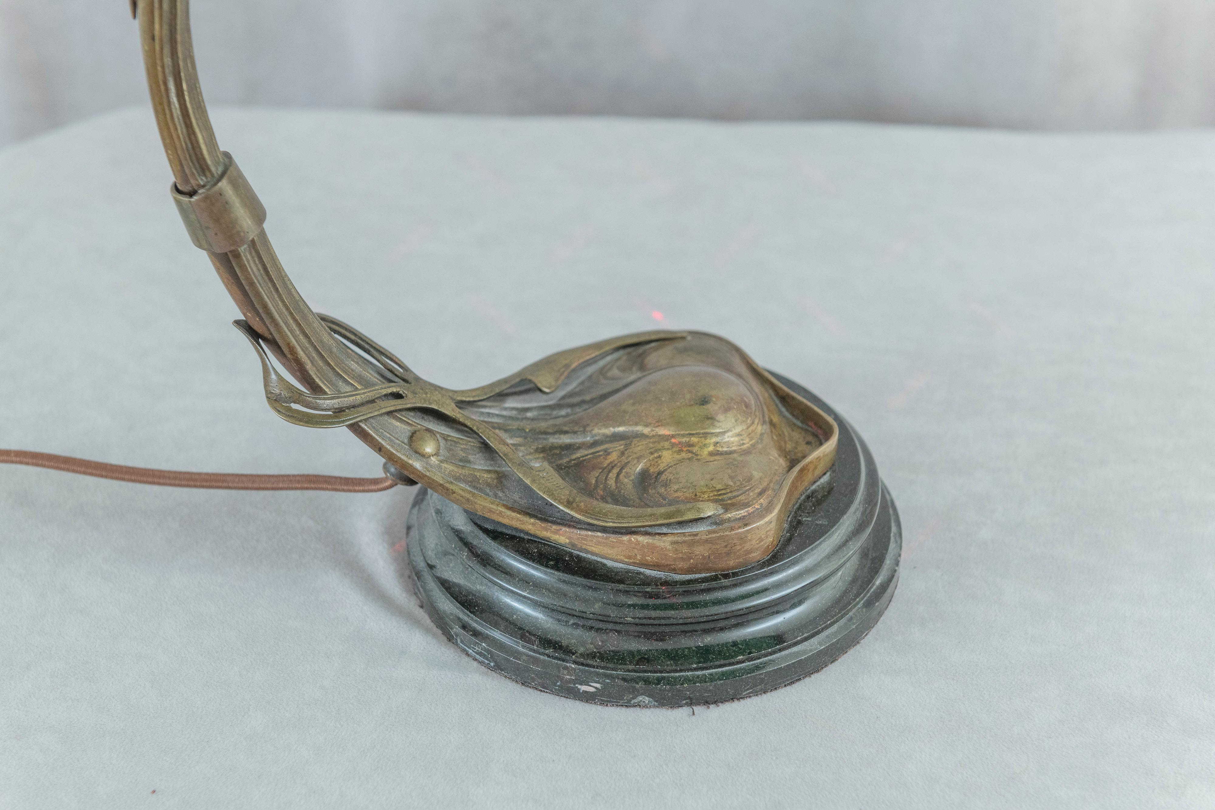 Bronze Lampe de table Art Noveau autrichienne avec abat-jour d'origine en verre irisé soufflé à la main en vente