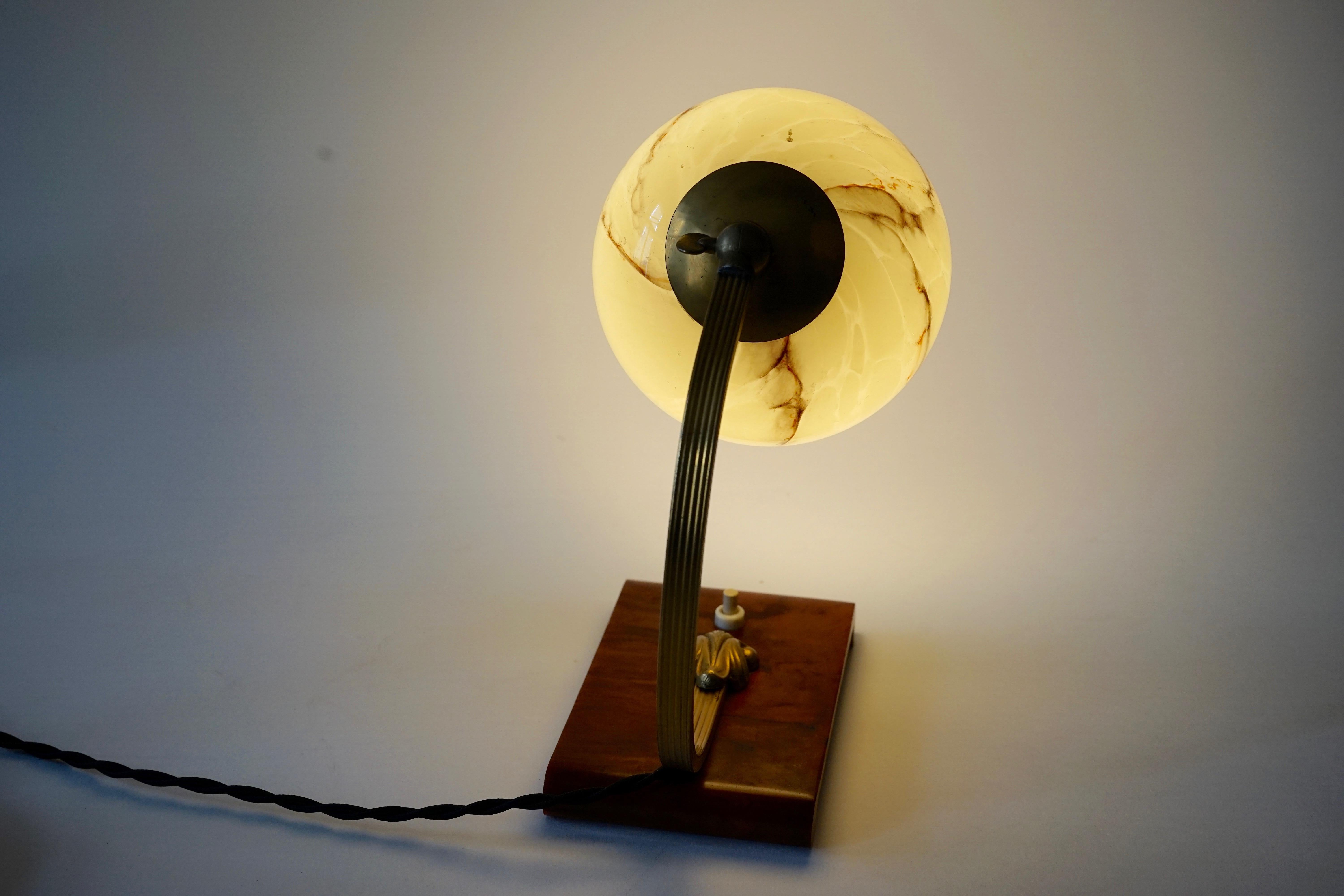 Lampe de table de chevet Artdeco autrichienne:: fabriquée en 1920 en vente 1