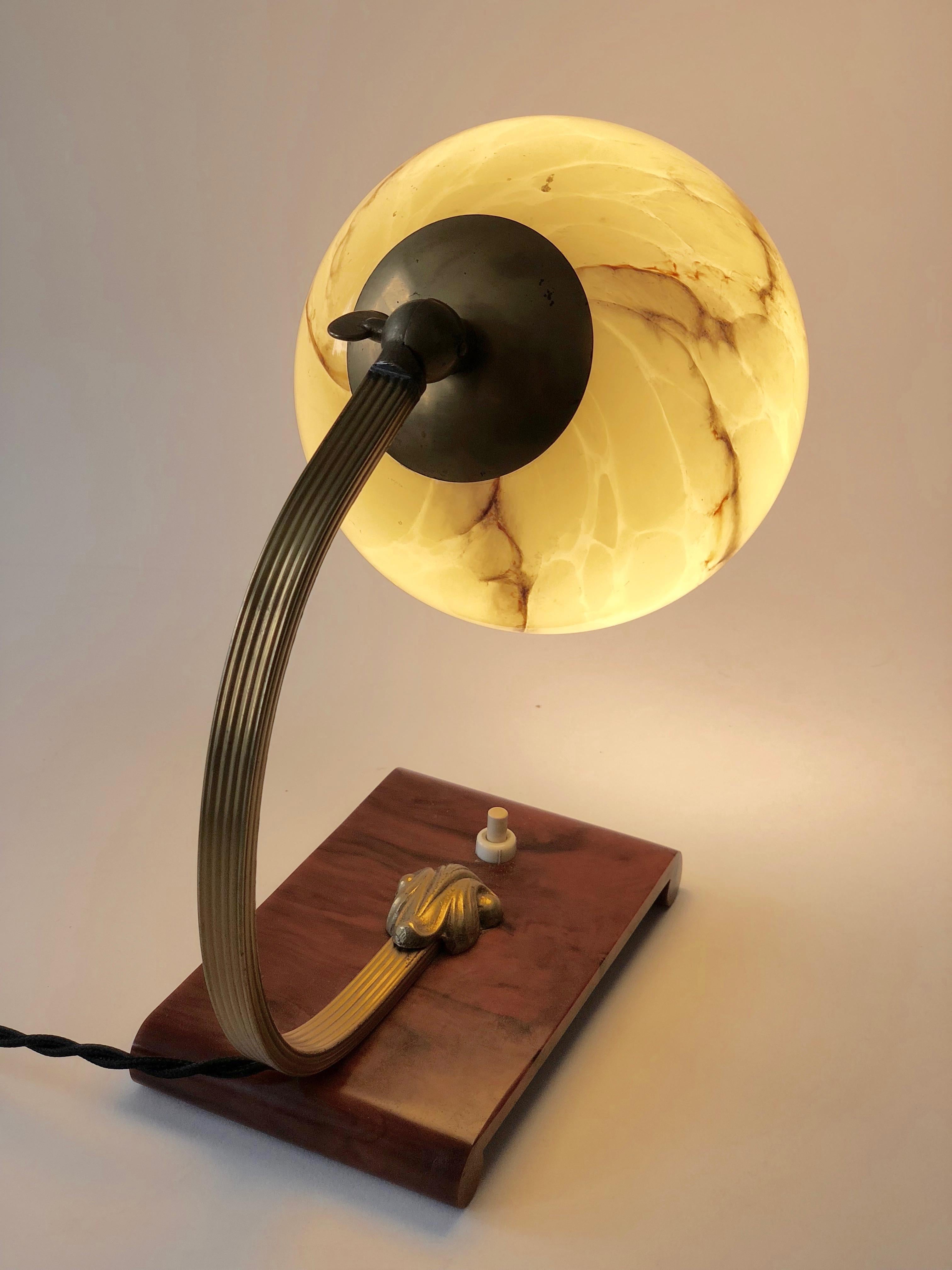 Lampe de table de chevet Artdeco autrichienne:: fabriquée en 1920 en vente 4
