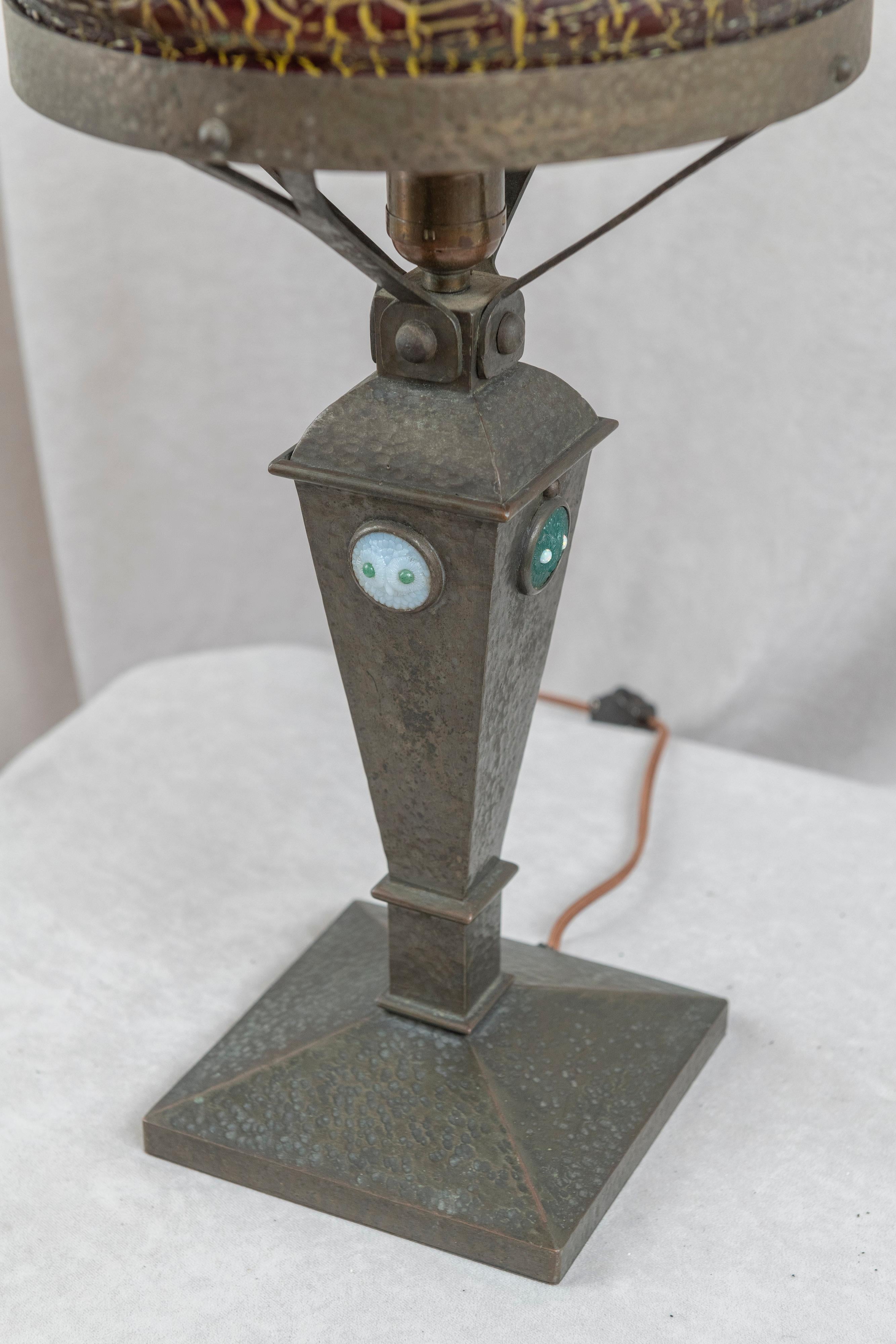 Martelé Lampe de bureau autrichienne Arts & Crafts, abat-jour rouge, avec visages de hibou dans des bijoux, vers 1910 en vente