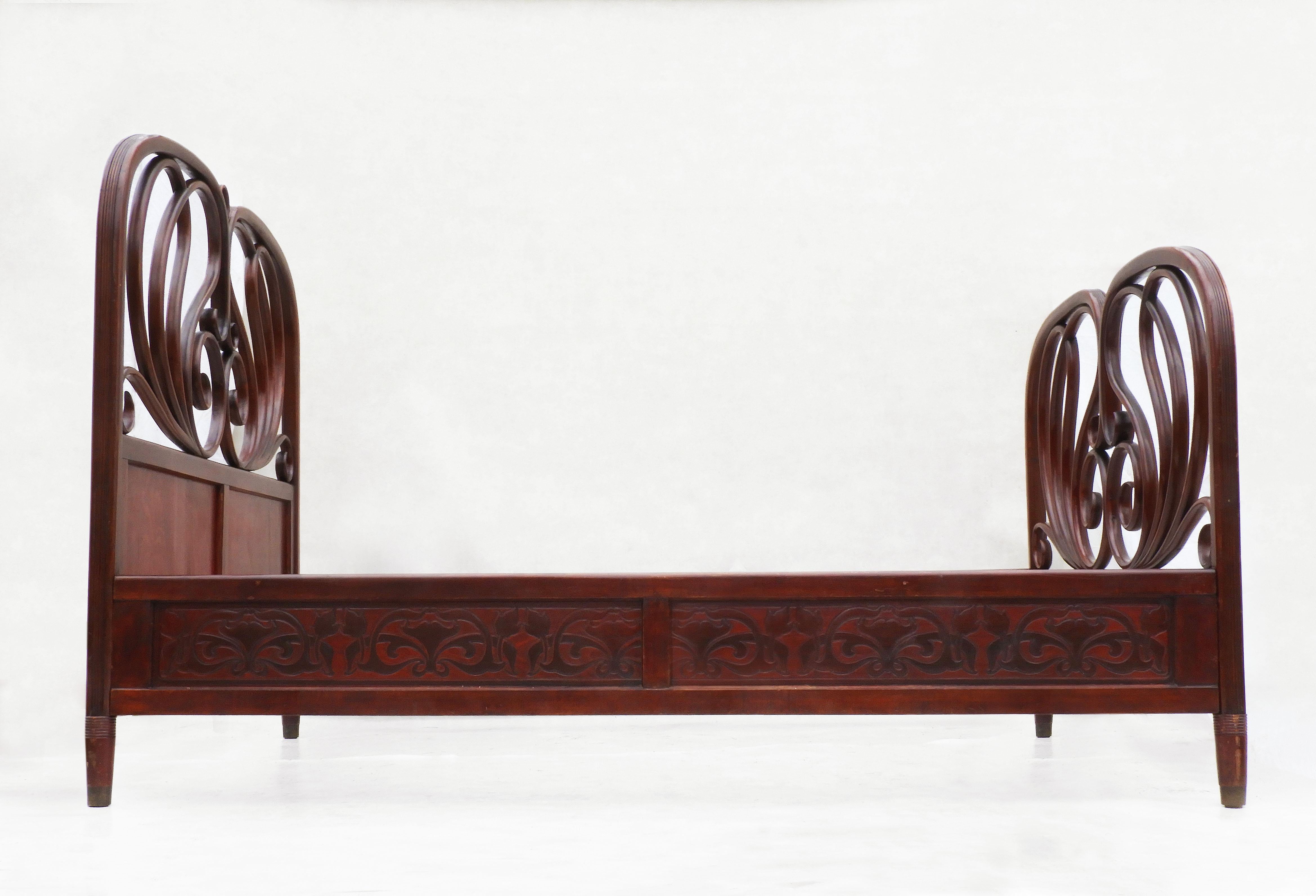 Austrian Bentwood Bed by Jacob & Josef Kohn C1900 In Good Condition For Sale In Trensacq, FR