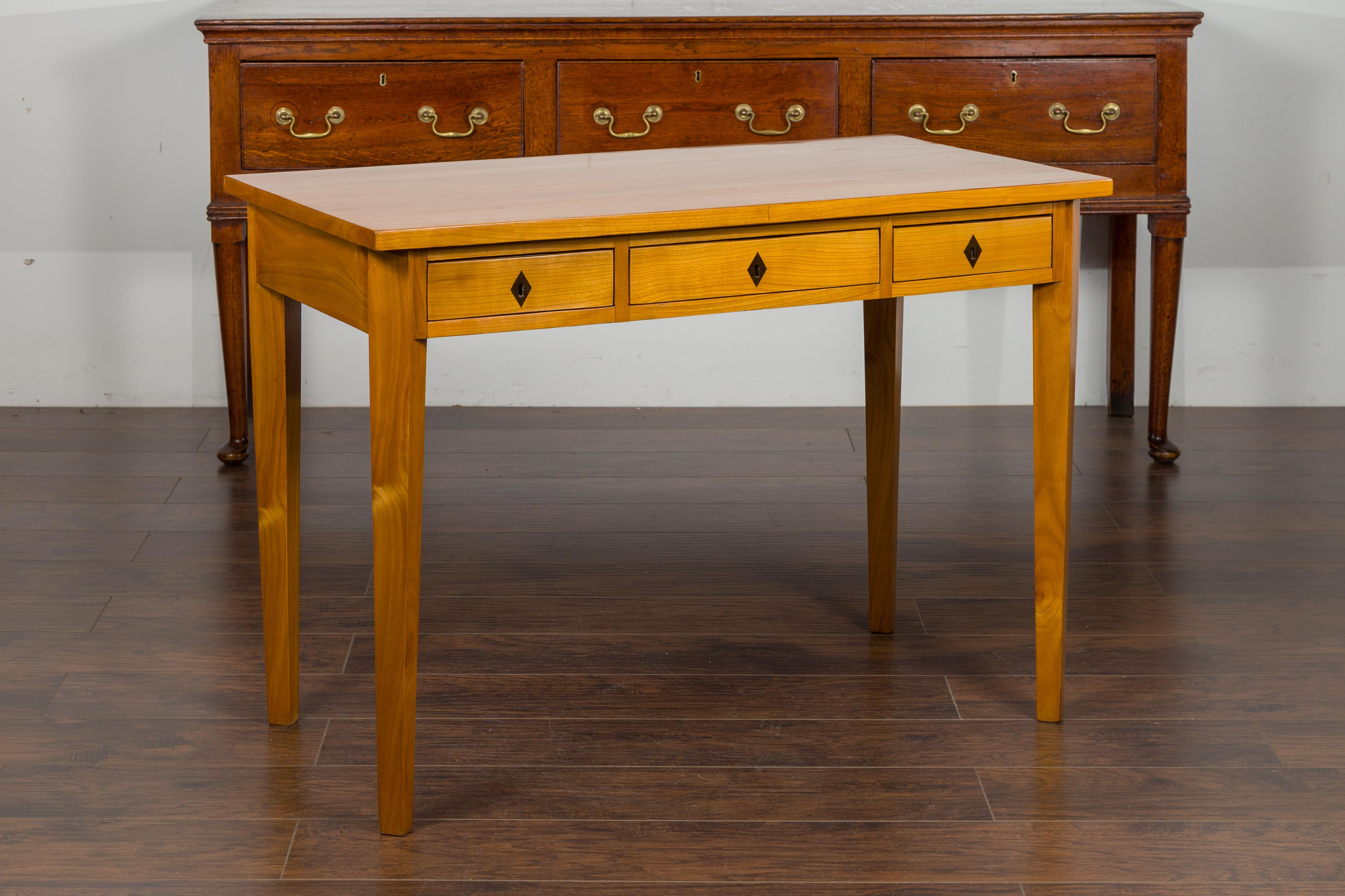 Austrian Biedermeier 1840s Walnut Desk with Three Drawers and Ebonized Accents For Sale 15
