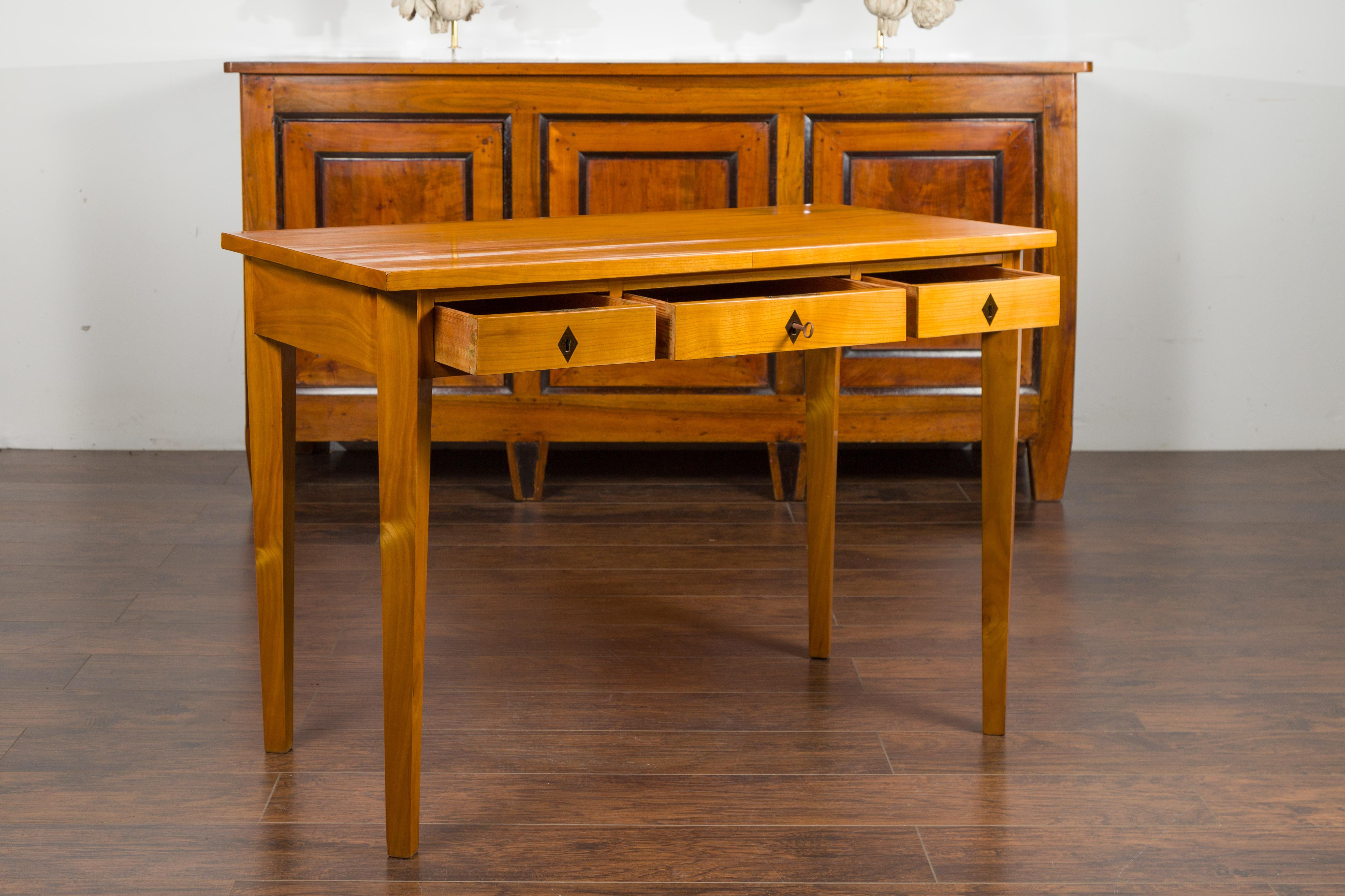 Austrian Biedermeier 1840s Walnut Desk with Three Drawers and Ebonized Accents For Sale 5