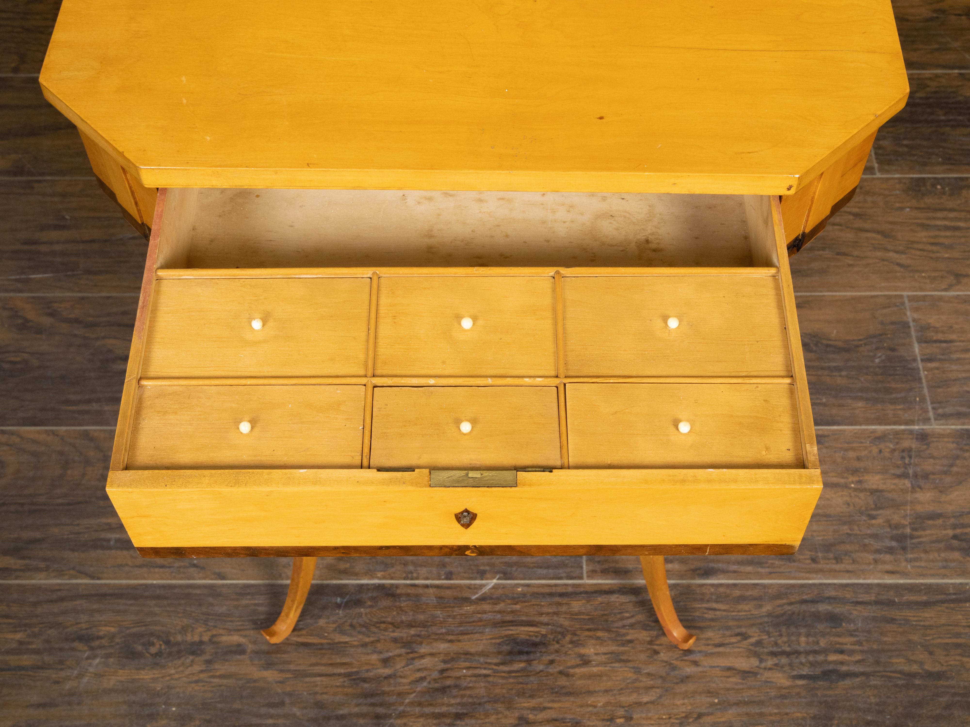 Österreichischer Biedermeier-Tisch des 19. Jahrhunderts mit achteckiger Platte und geteilter Schublade im Angebot 7