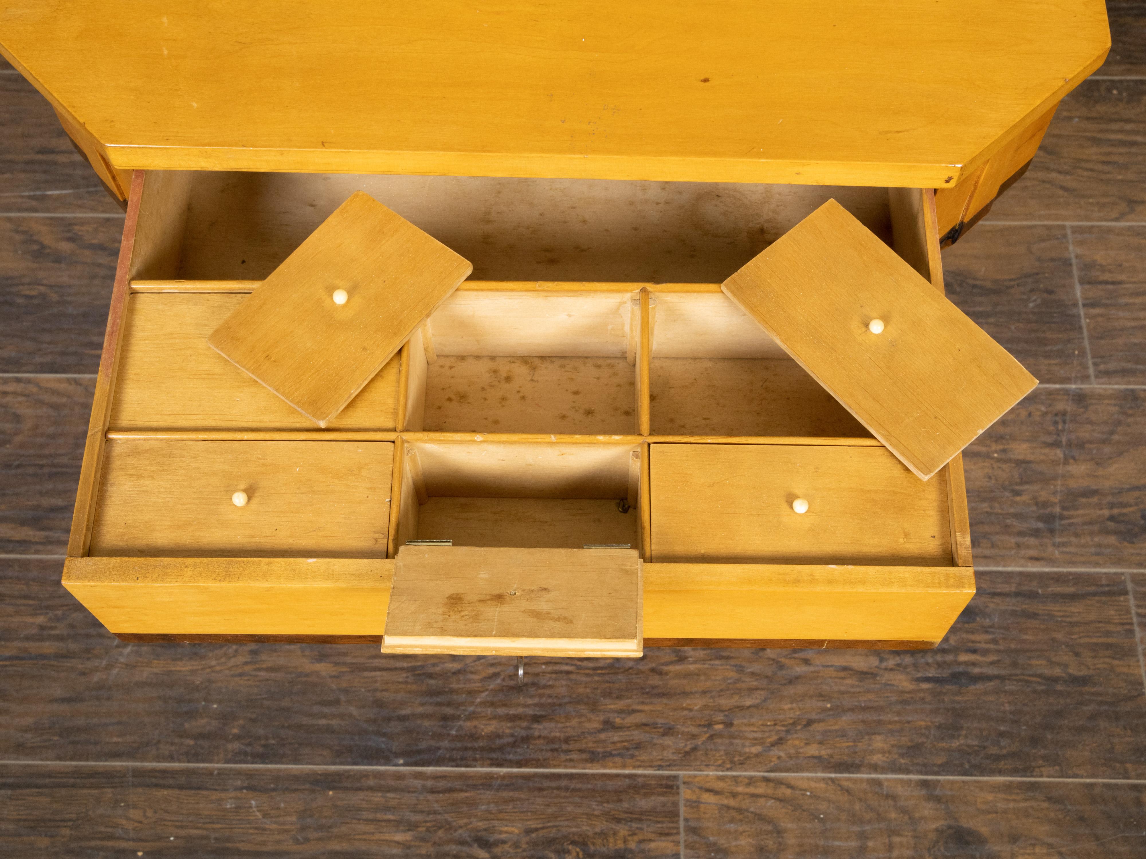 Österreichischer Biedermeier-Tisch des 19. Jahrhunderts mit achteckiger Platte und geteilter Schublade im Angebot 9