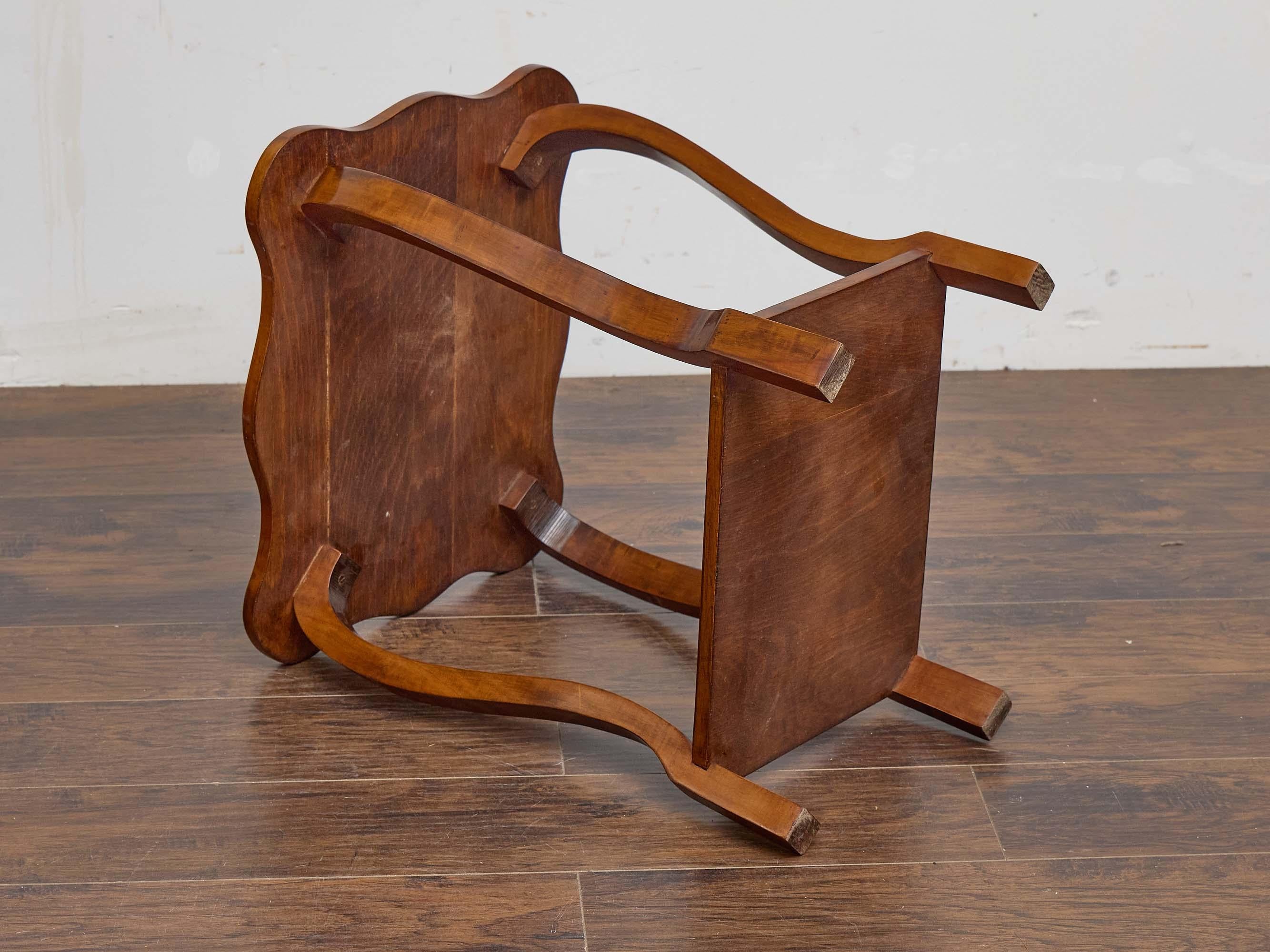 Table d'appoint autrichienne Biedermeier du 19e siècle en noyer avec plateau en marqueterie d'étoiles en vente 4