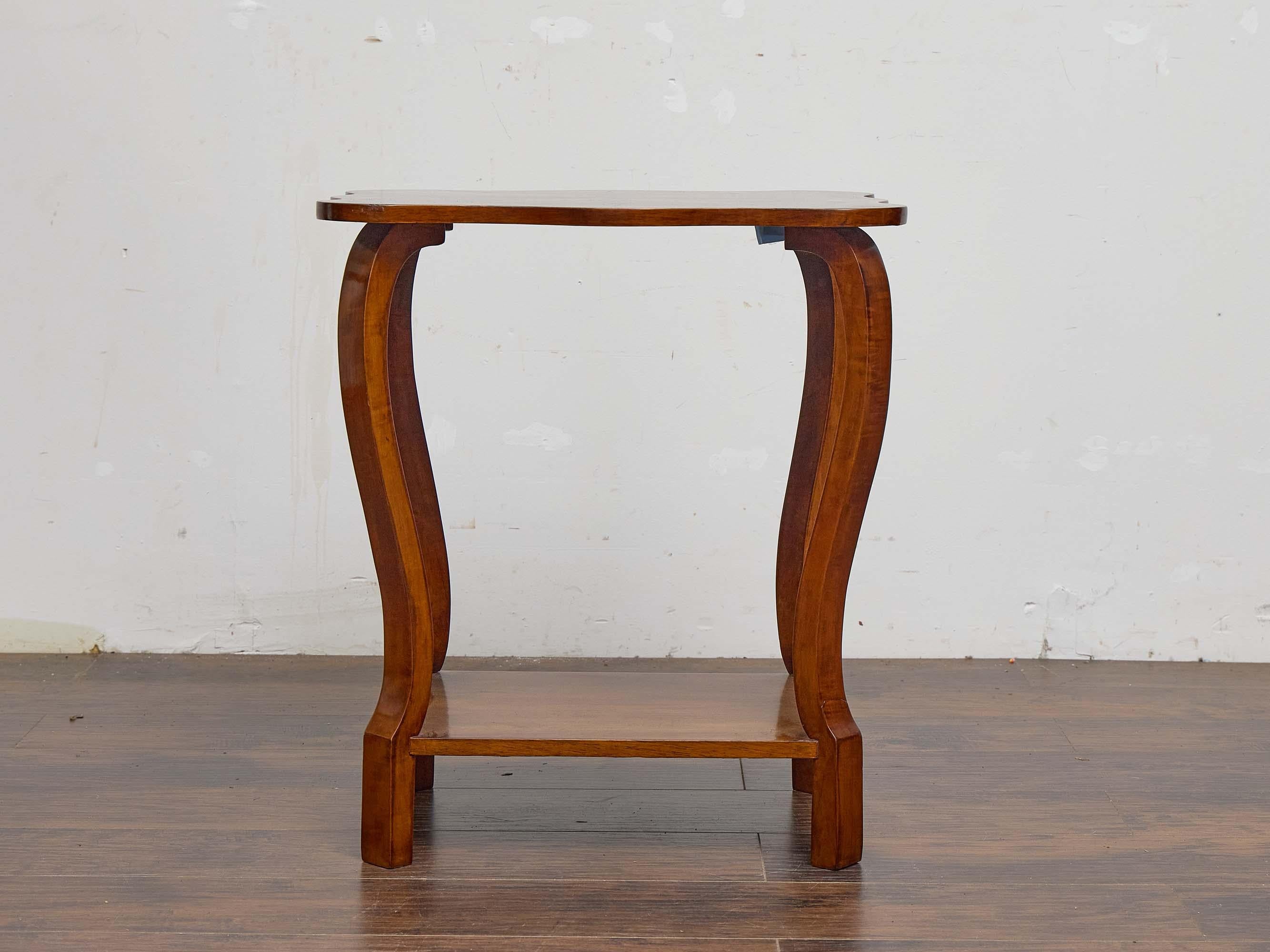 Autrichien Table d'appoint autrichienne Biedermeier du 19e siècle en noyer avec plateau en marqueterie d'étoiles en vente