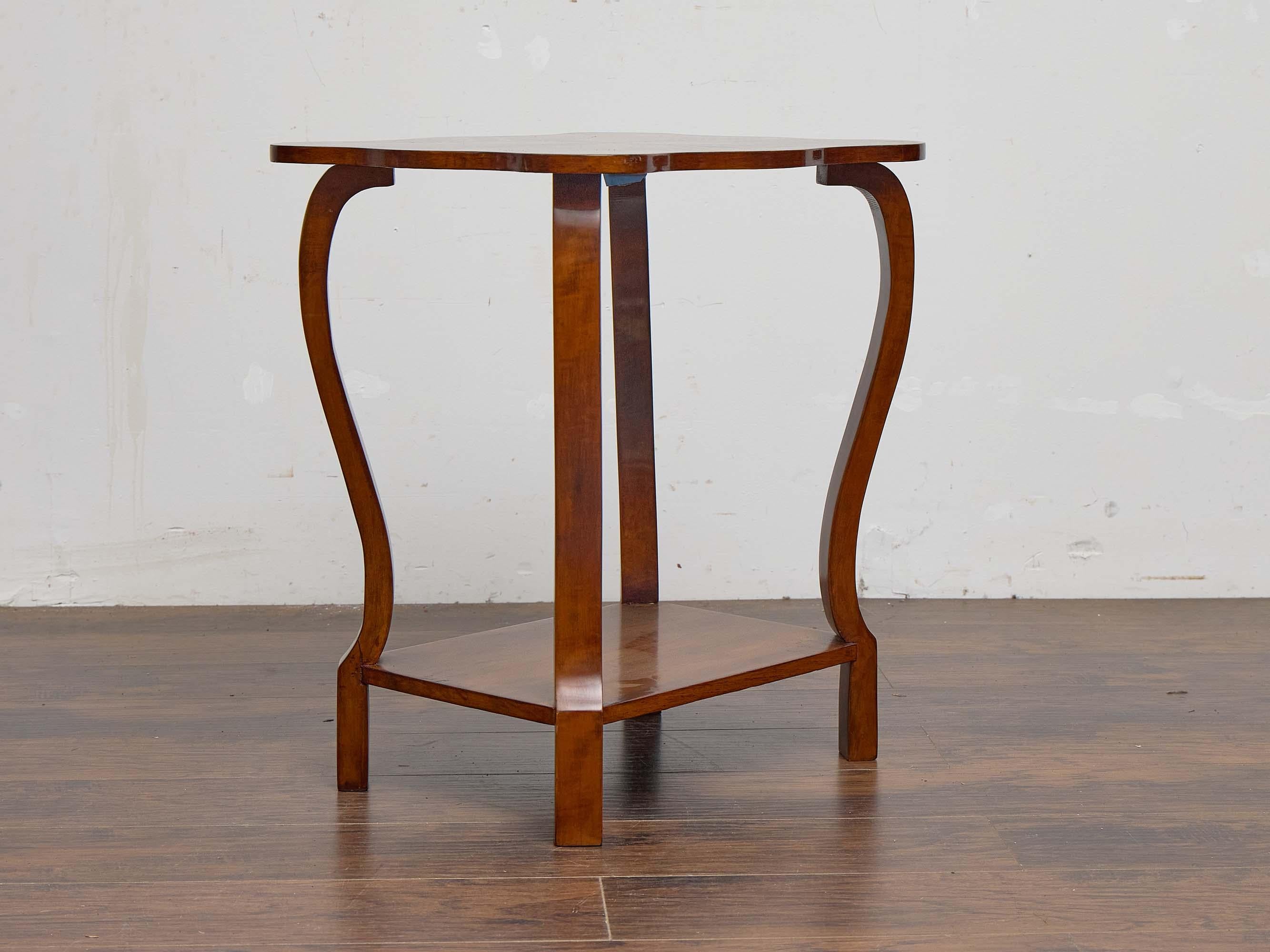 Incrusté Table d'appoint autrichienne Biedermeier du 19e siècle en noyer avec plateau en marqueterie d'étoiles en vente