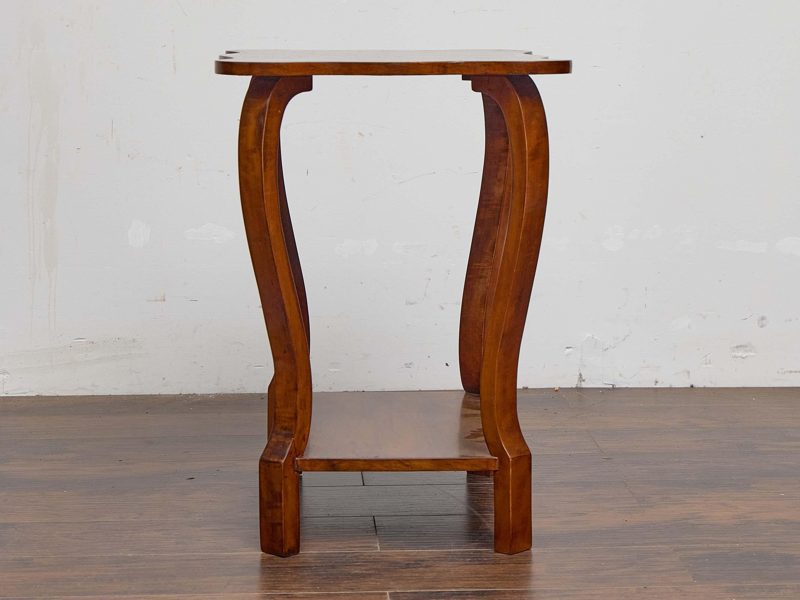 Table d'appoint autrichienne Biedermeier du 19e siècle en noyer avec plateau en marqueterie d'étoiles Bon état - En vente à Atlanta, GA