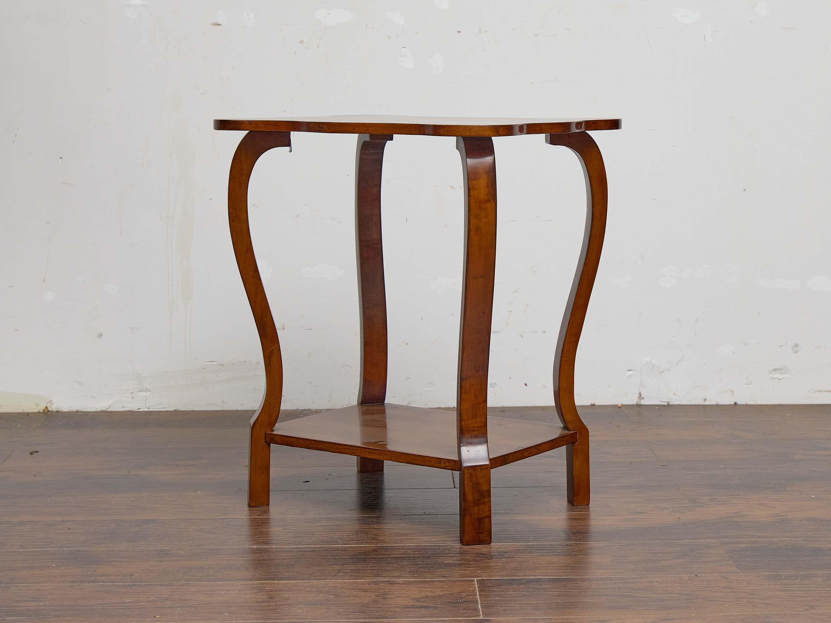 XIXe siècle Table d'appoint autrichienne Biedermeier du 19e siècle en noyer avec plateau en marqueterie d'étoiles en vente