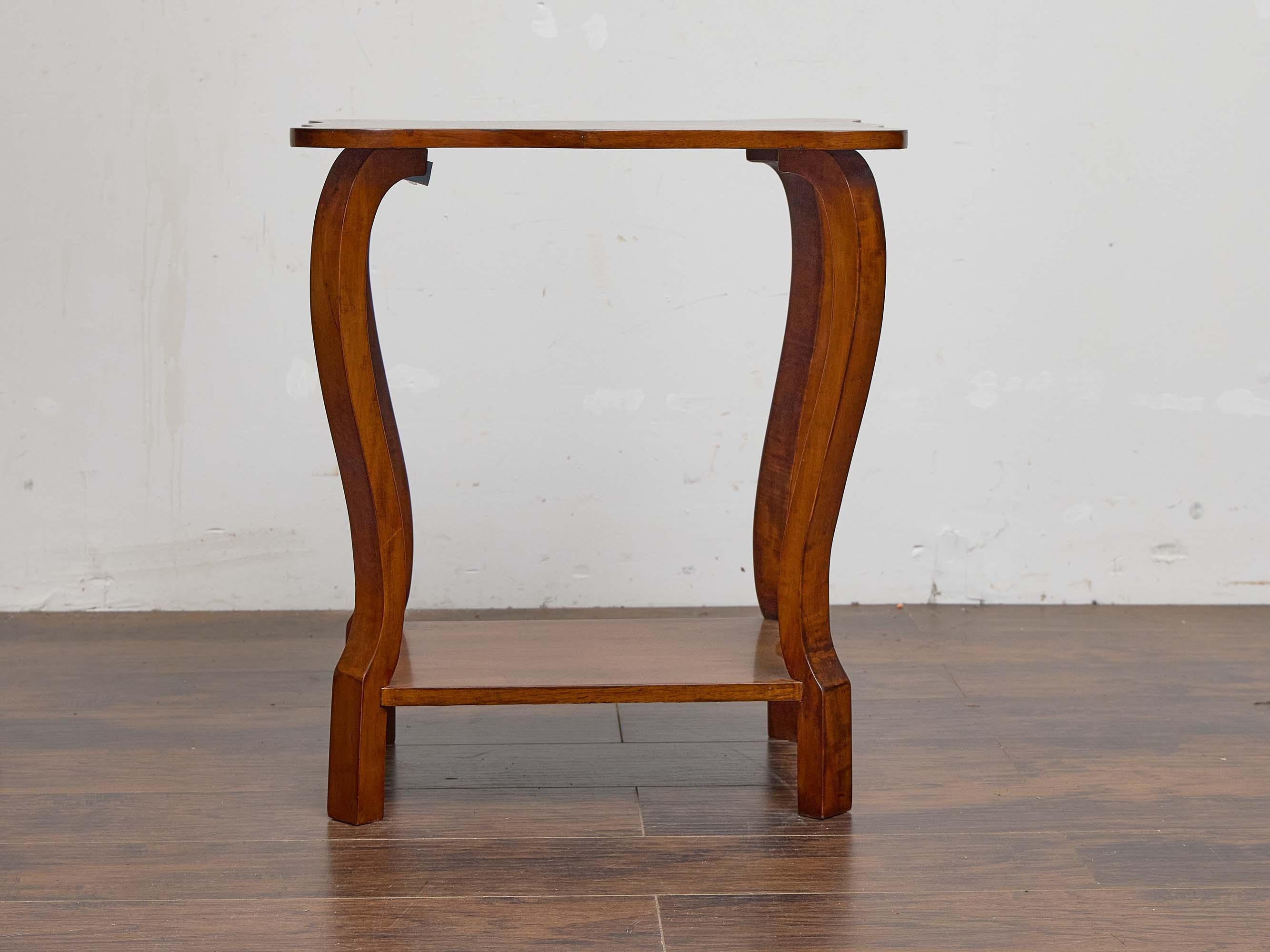 Noyer Table d'appoint autrichienne Biedermeier du 19e siècle en noyer avec plateau en marqueterie d'étoiles en vente