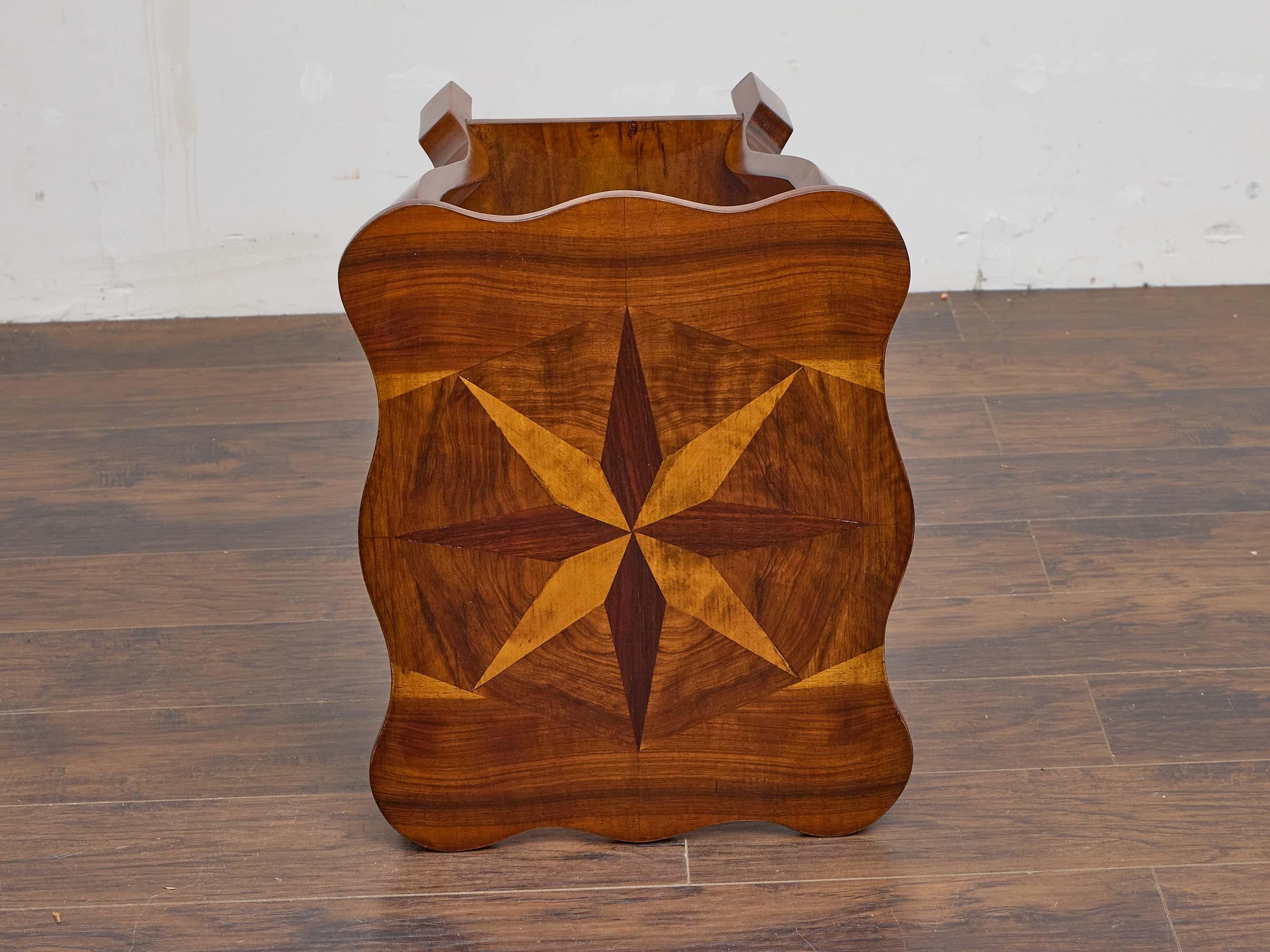 Table d'appoint autrichienne Biedermeier du 19e siècle en noyer avec plateau en marqueterie d'étoiles en vente 2