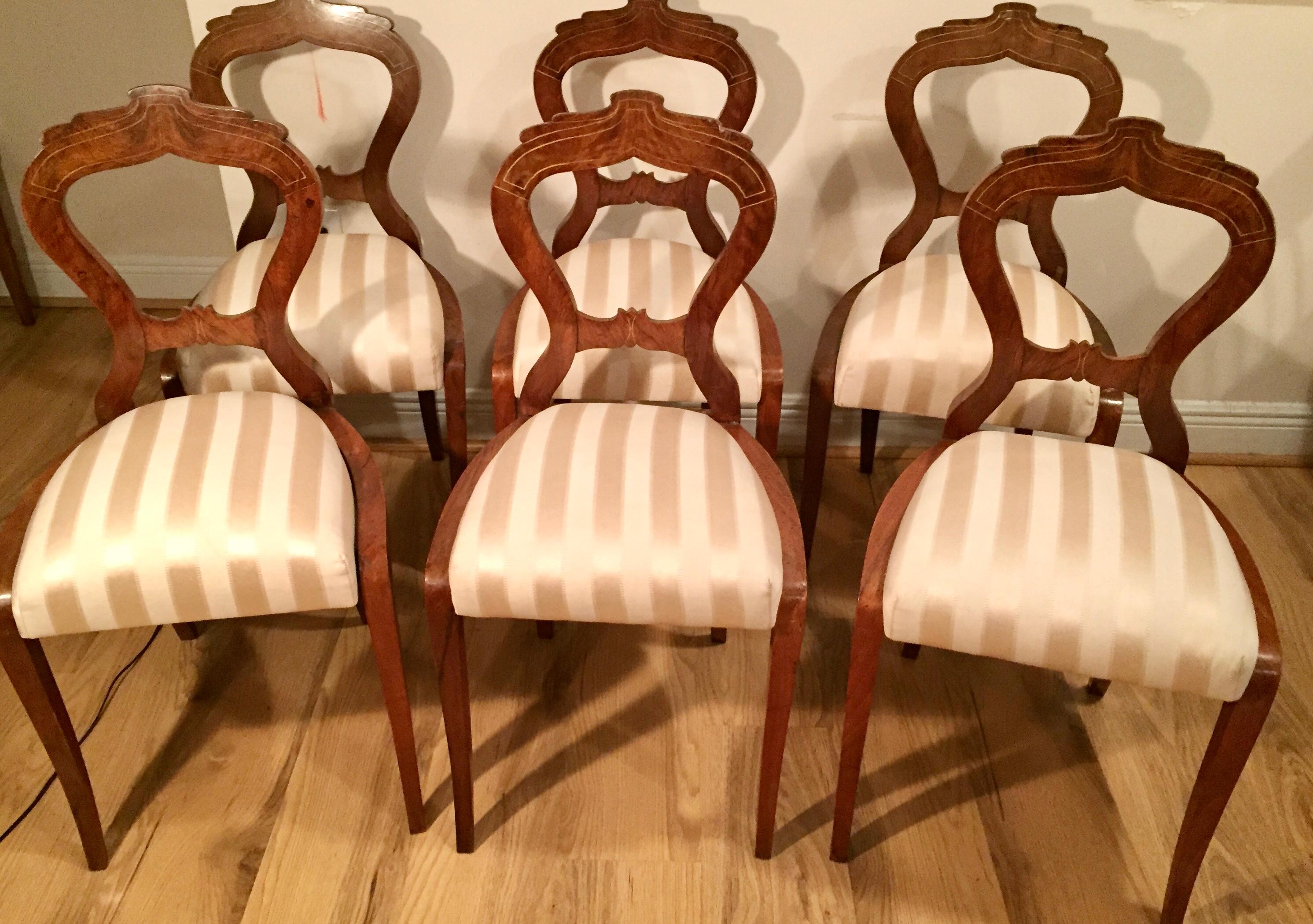 Ensemble unique et rare de 6 chaises de salle à manger Biedermeier autrichiennes, attribuées à Josef Danhauser, 1820. Dos en forme de lyre avec incrustation de bois fruitier sur placage de bois de noyer. Etat d'origine, pas de restauration