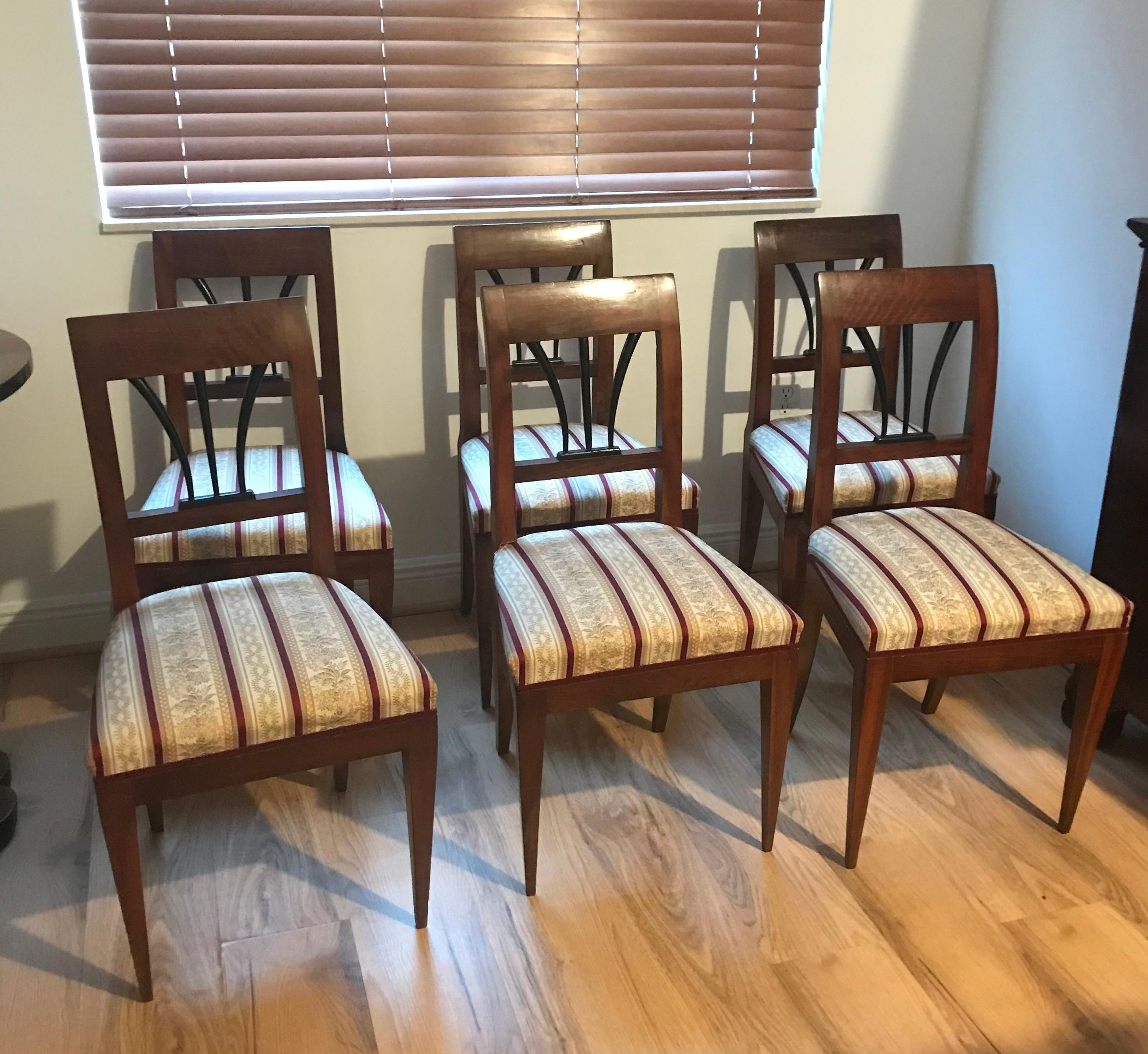 Austriaco Set di 6 sedie in legno di noce Biedermeier austriaco in vendita