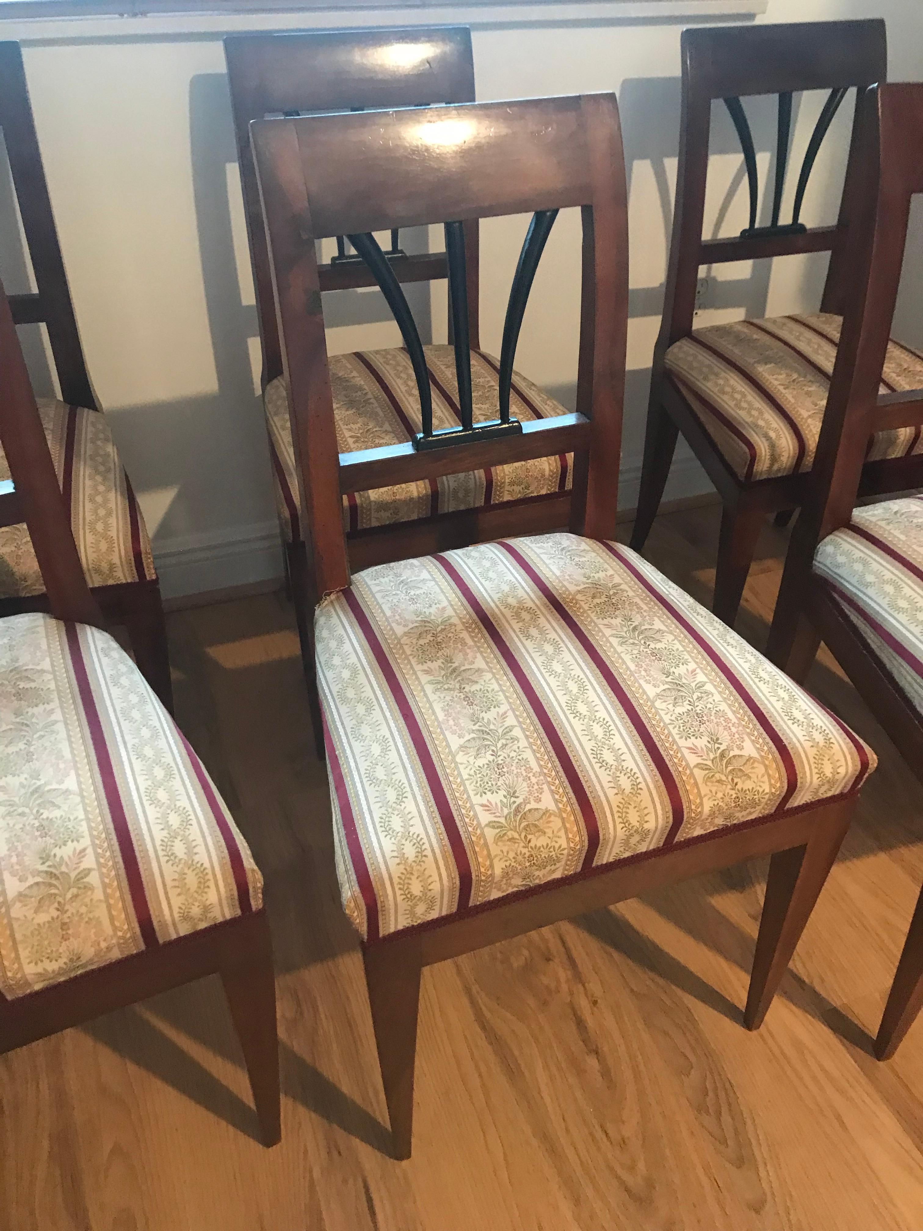 XIX secolo Set di 6 sedie in legno di noce Biedermeier austriaco in vendita