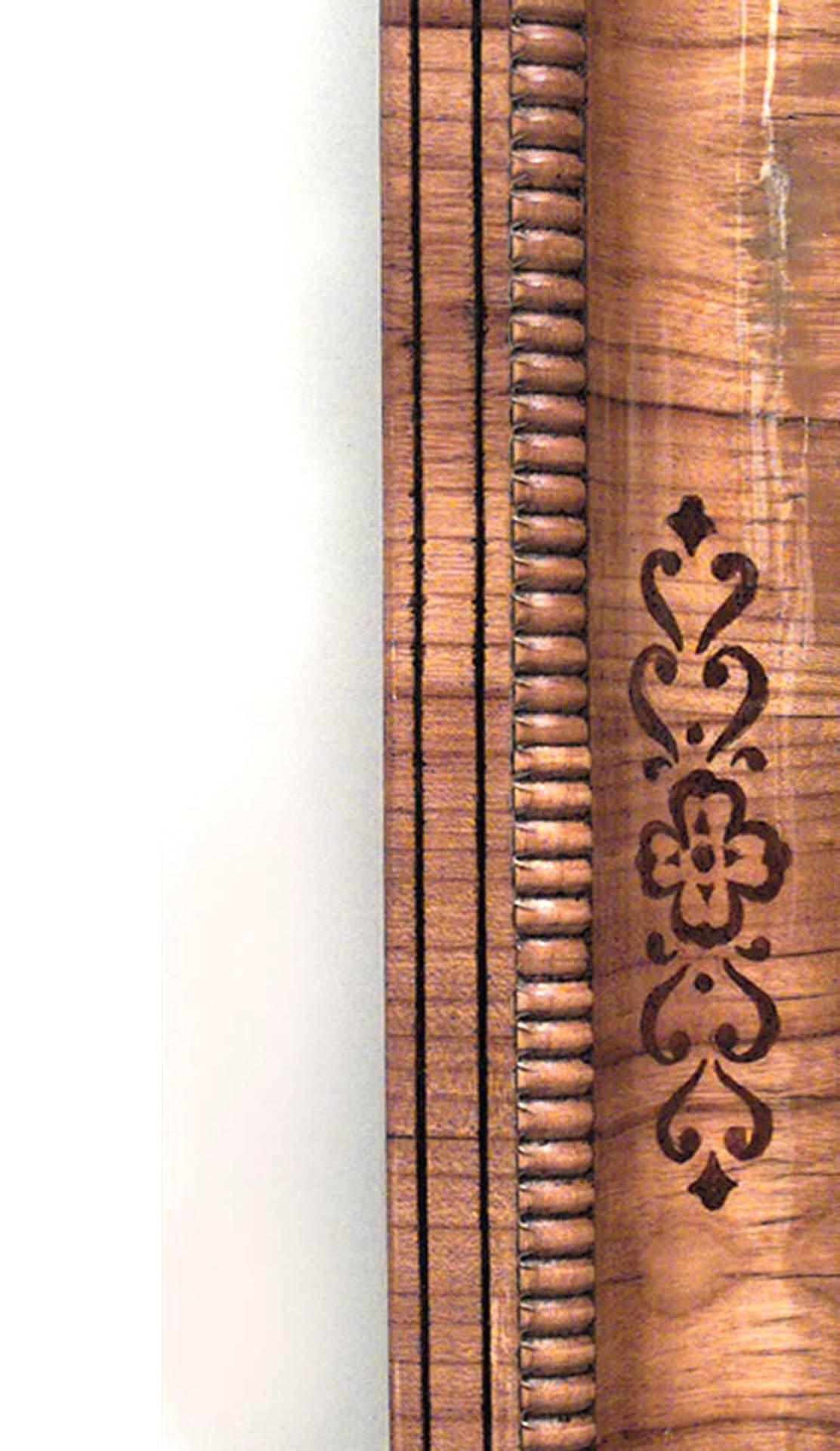Espejo de pared rectangular austriaco Biedermeier (circa 1835) de madera de cerezo con adornos ebonizados e incrustaciones de nogal y borde estriado.