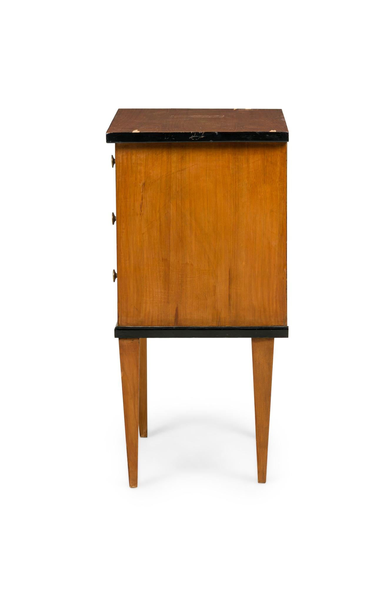 Österreichischer Biedermeier-Beistelltisch (Furnier) im Angebot