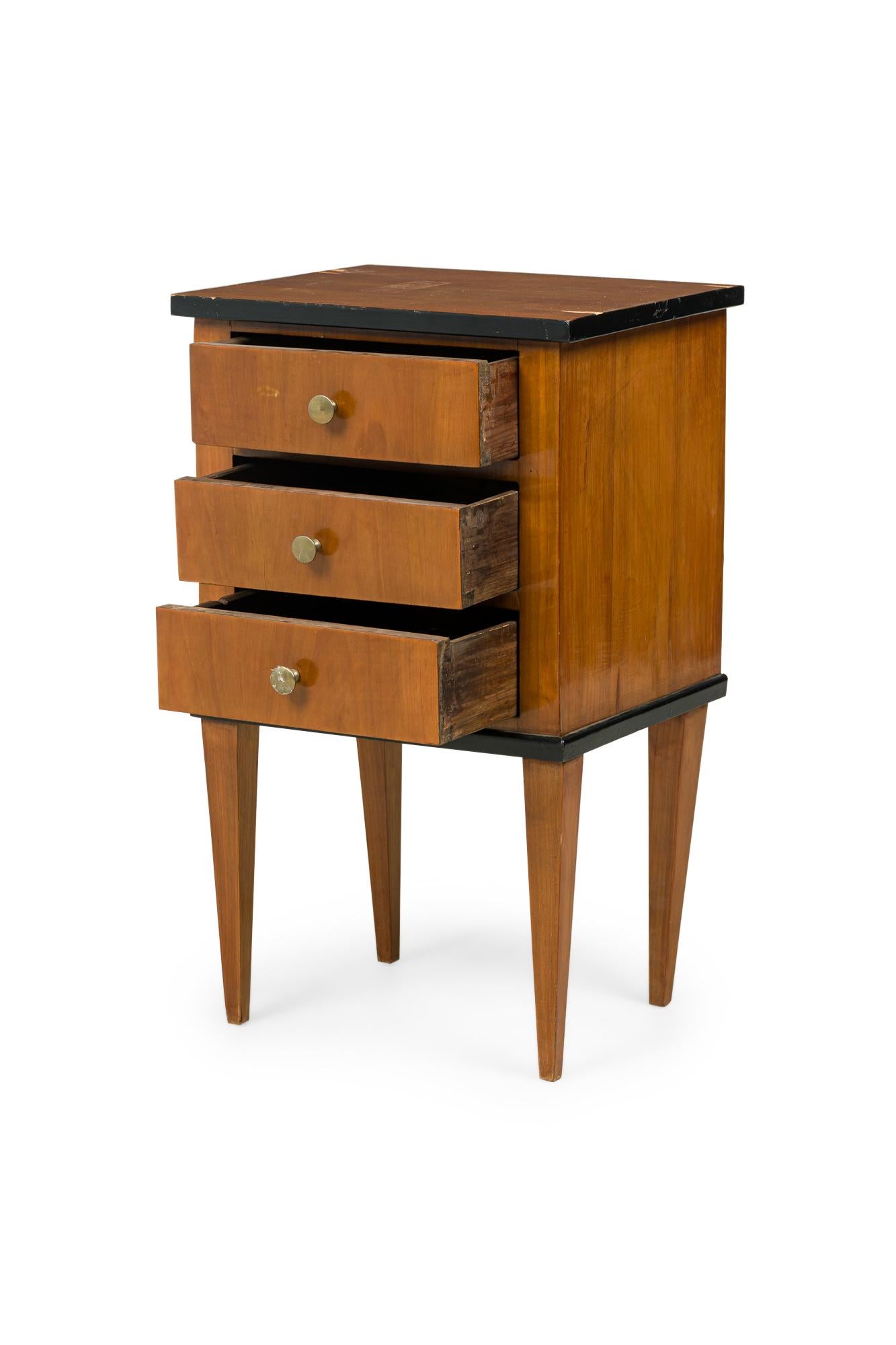 Österreichischer Biedermeier-Beistelltisch (Holz) im Angebot