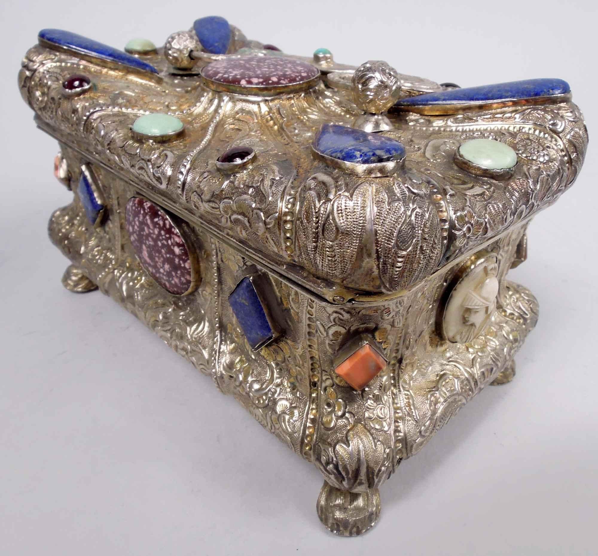 Austrian Biedermeier Jeweled Silver Gilt Casket with Cameos, 1846 In Good Condition For Sale In New York, NY