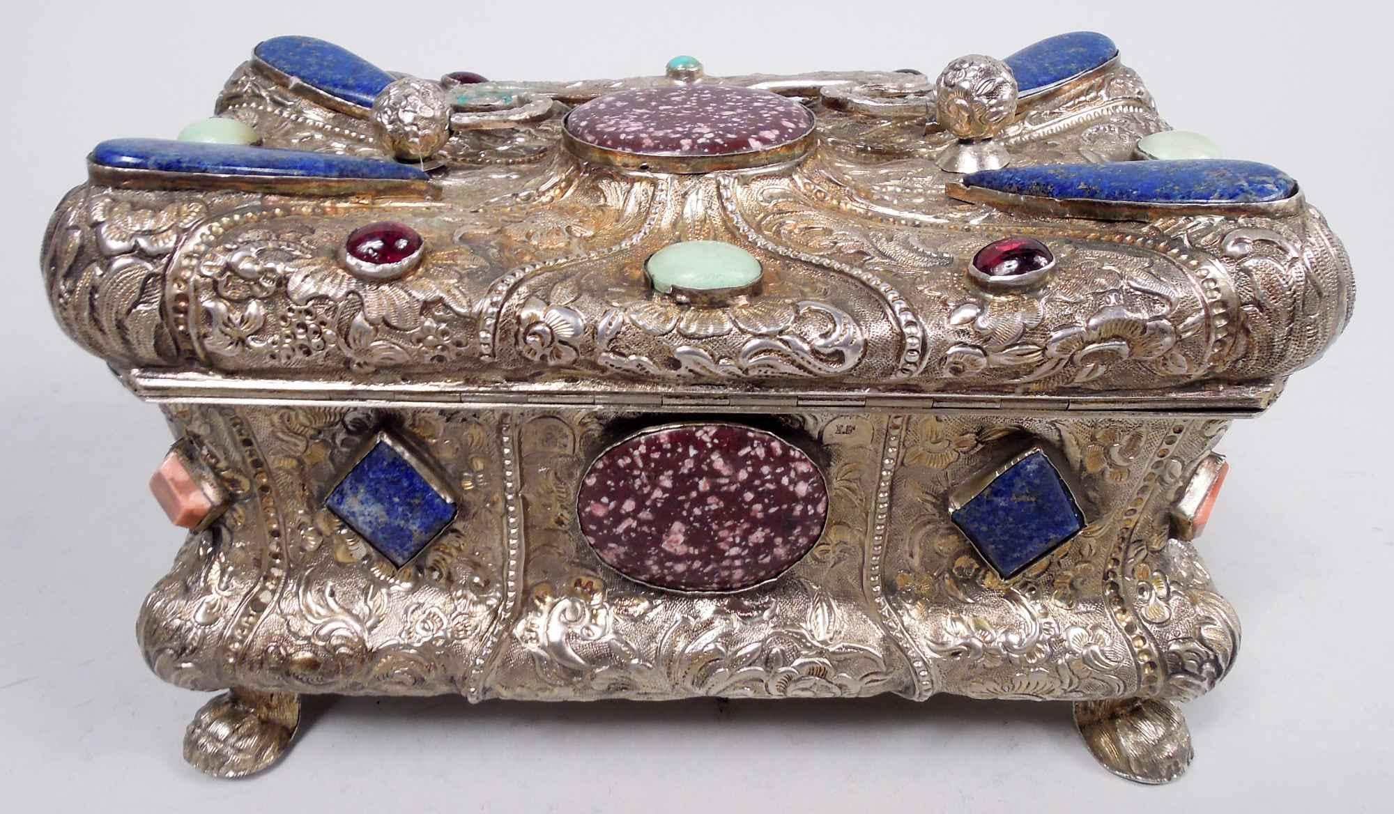 Österreichische Biedermeier Schatulle mit Juwelen, Silber vergoldet, mit Kameen, 1846 im Zustand „Gut“ im Angebot in New York, NY