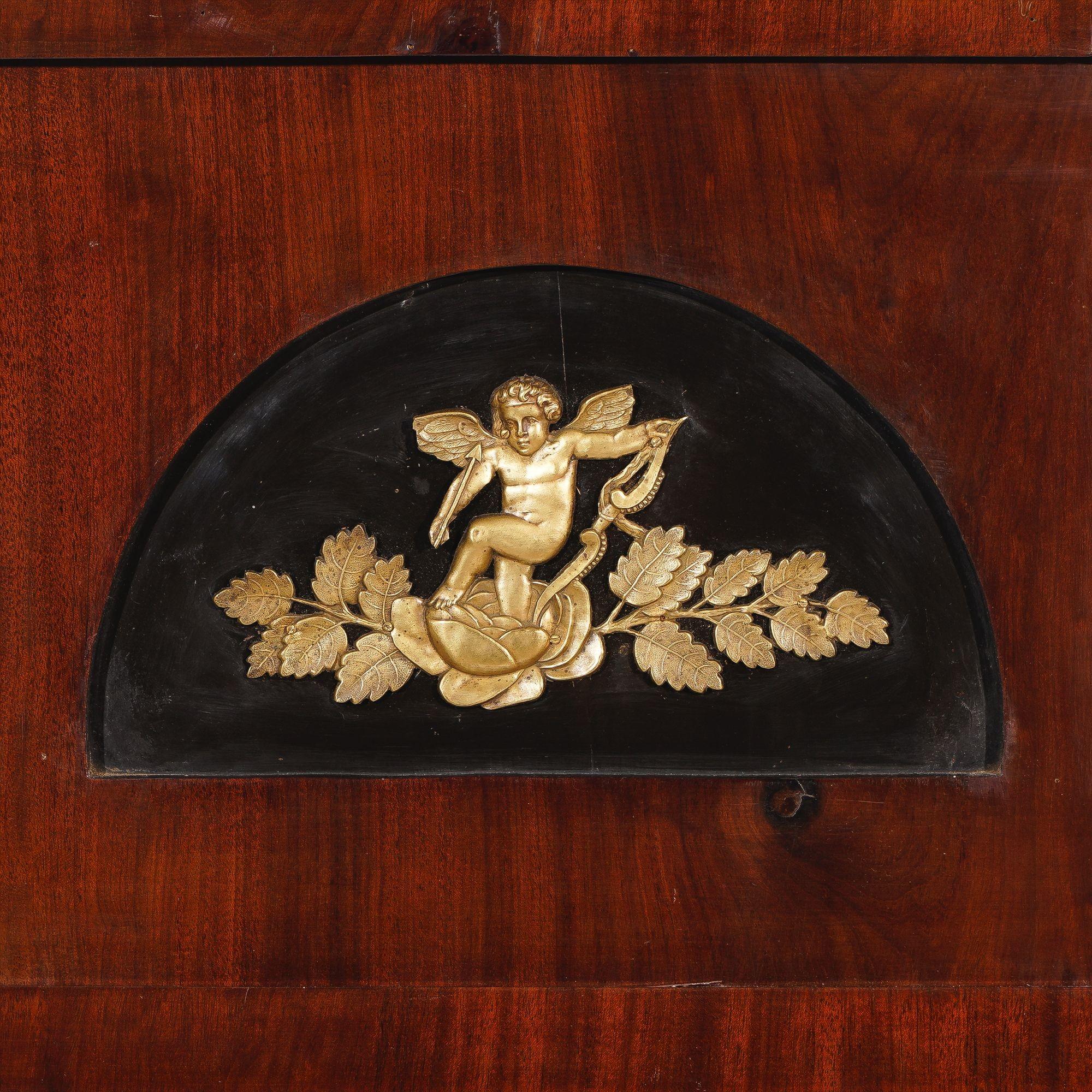 Österreichischer Biedermeier-Pfeilerspiegel aus Mahagoni, um 1815-20 im Zustand „Gut“ im Angebot in Kenilworth, IL