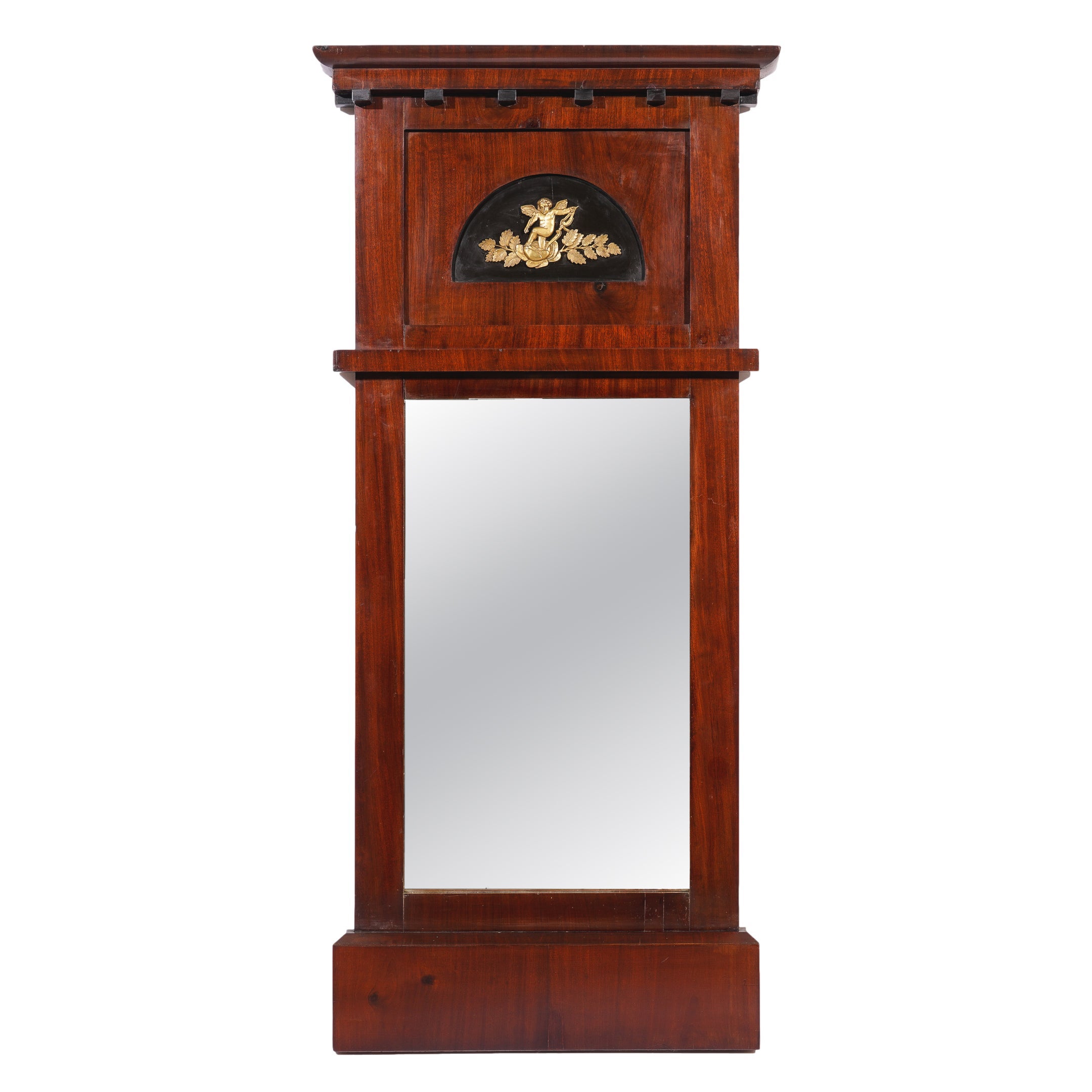 Specchio da parete austriaco in mogano in stile Biedermeier con Cupido in ottone, 1815-20 in vendita
