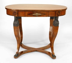 Table basse ovale autrichienne de style Biedermeier en noyer