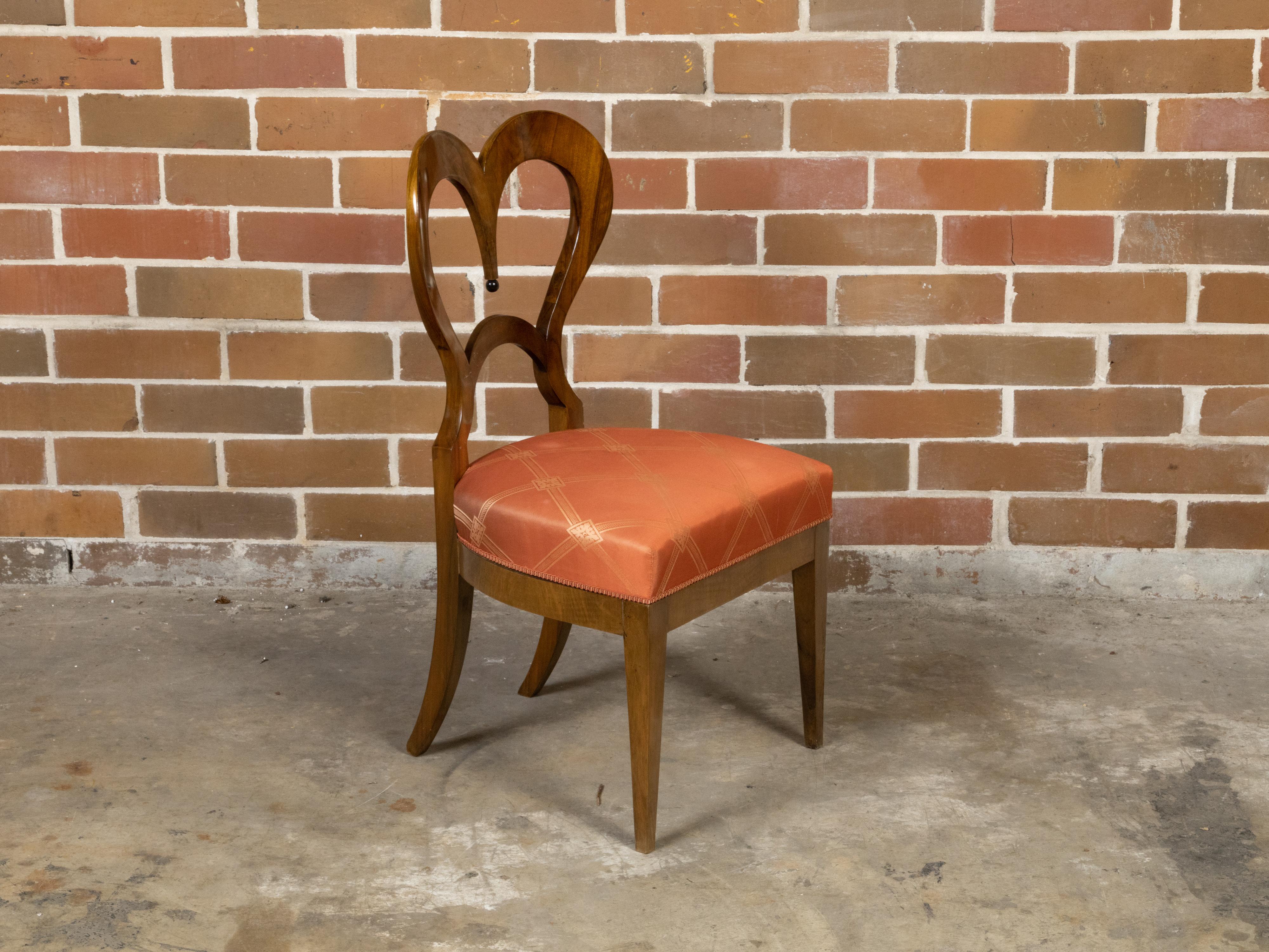 Österreichischer Biedermeier-Stuhl aus Nussbaumholz mit herzförmiger Rückenlehne aus den 1840er Jahren (Furnier)
