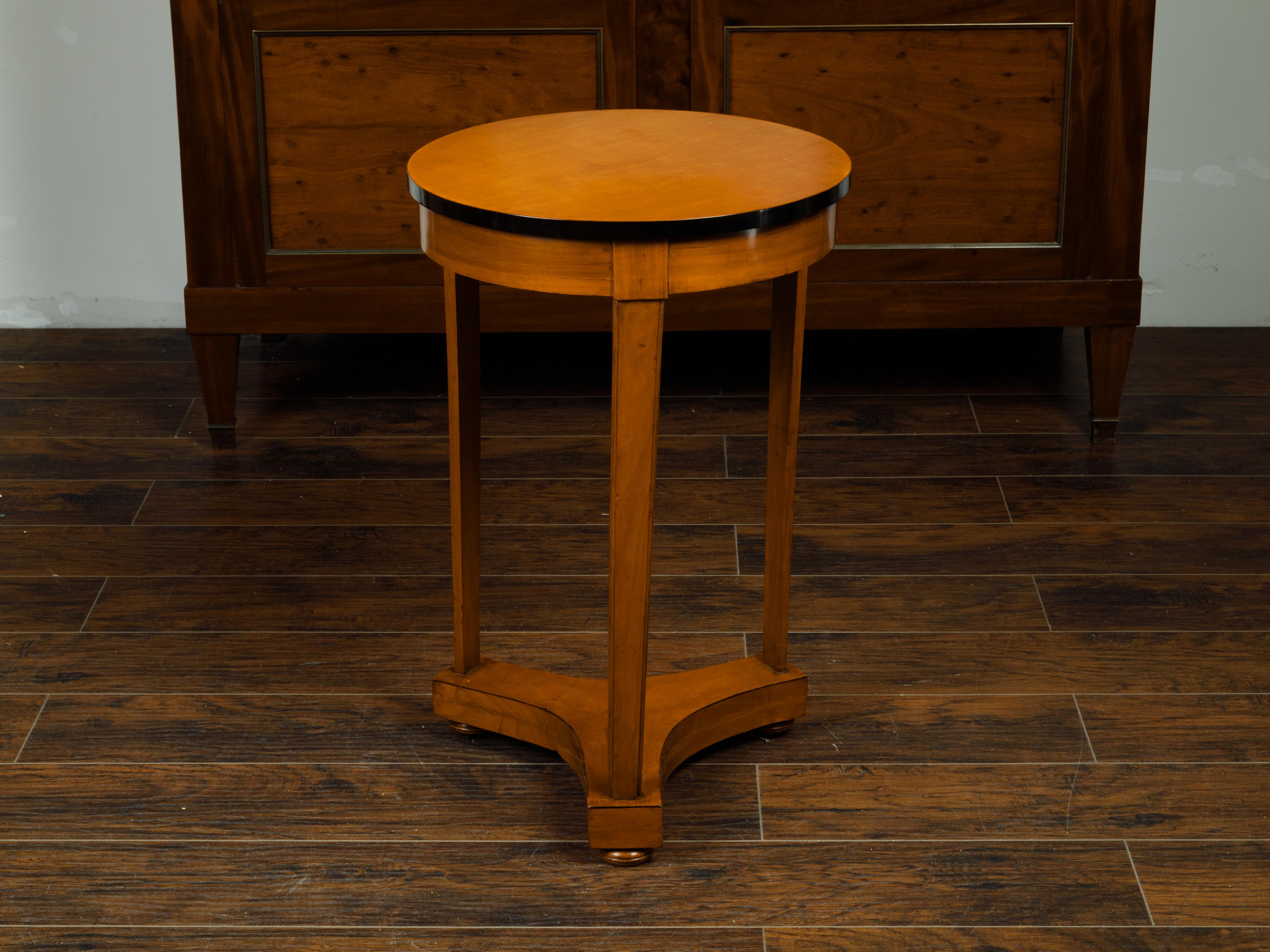Austrian Biedermeier Period 1840s Walnut Guéridon Table with Ebonized Rim In Good Condition For Sale In Atlanta, GA