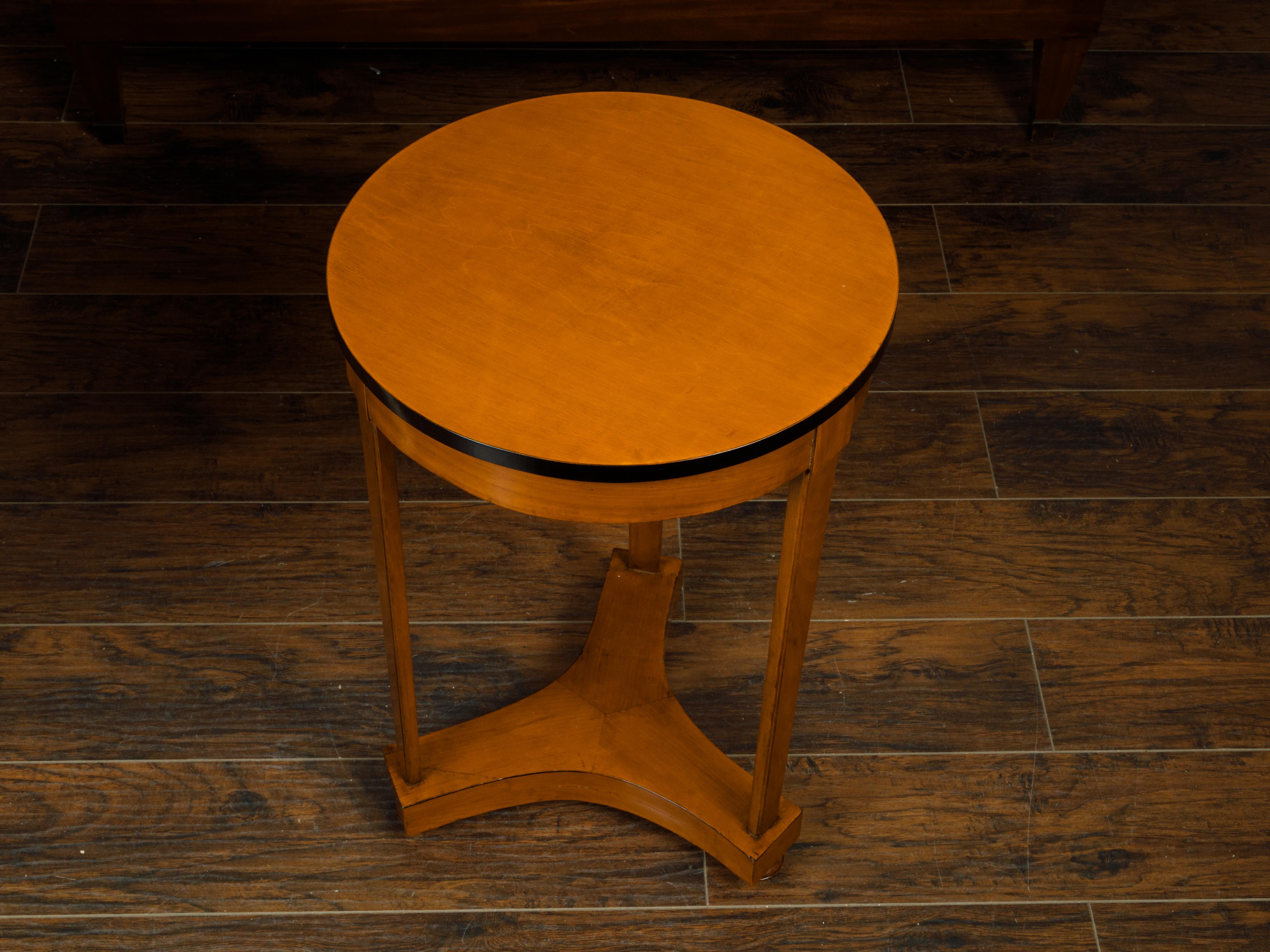 19th Century Austrian Biedermeier Period 1840s Walnut Guéridon Table with Ebonized Rim For Sale