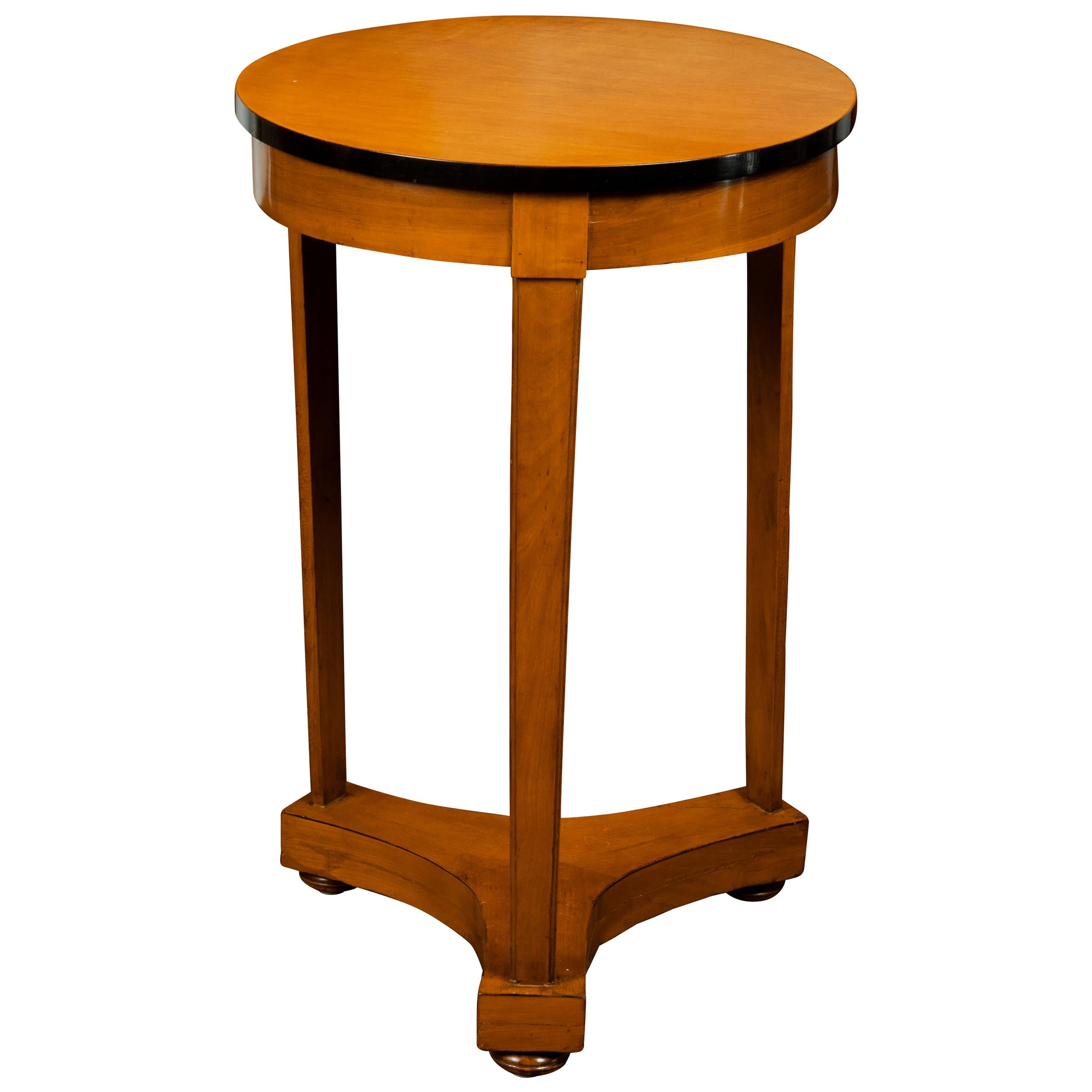 Mesa Guéridon austriaca de nogal del periodo Biedermeier de 1840 con borde ebonizado