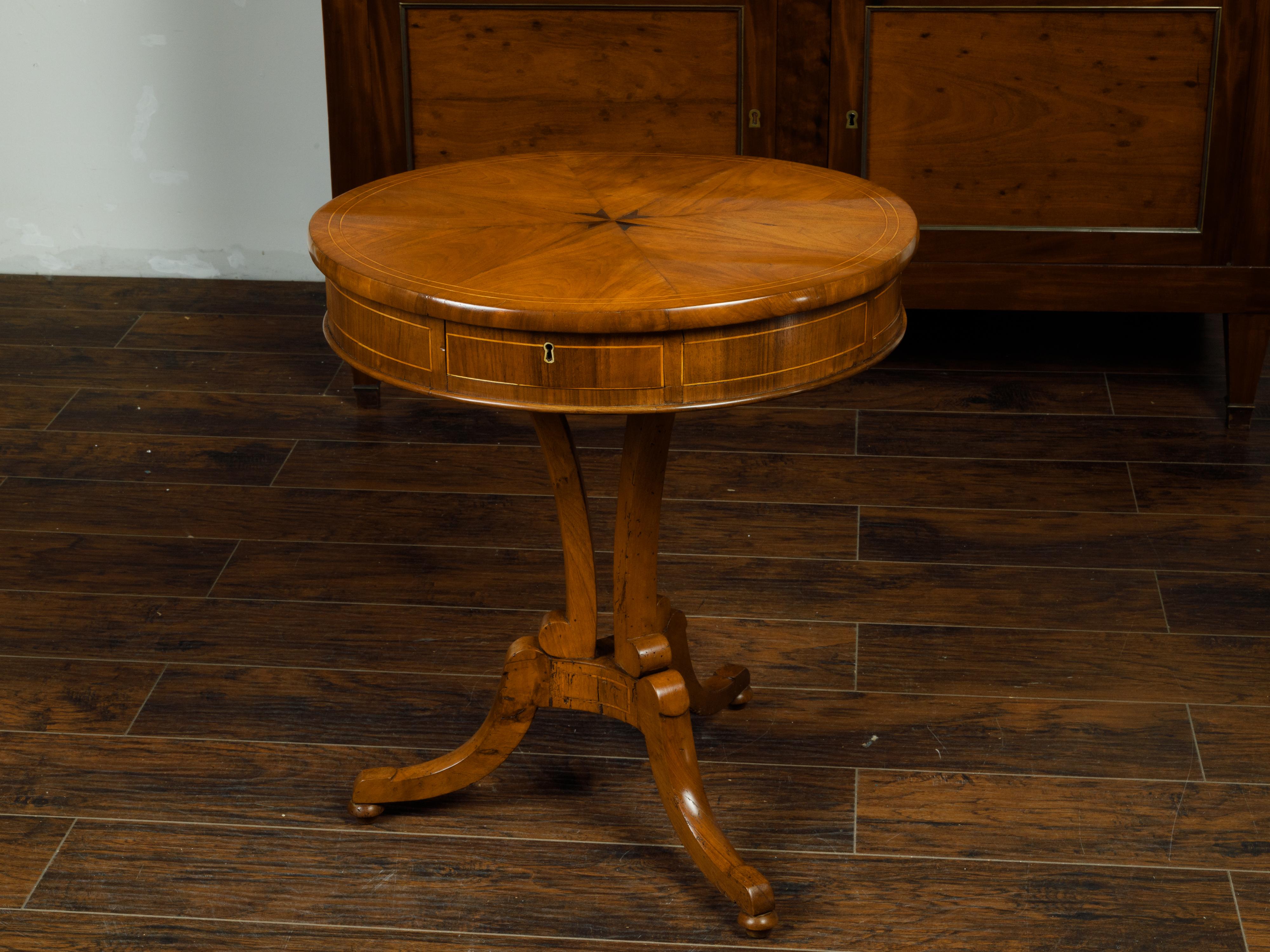 Guéridon austriaco di epoca Biedermeier del XIX secolo in noce con quattro cassetti in vendita 1