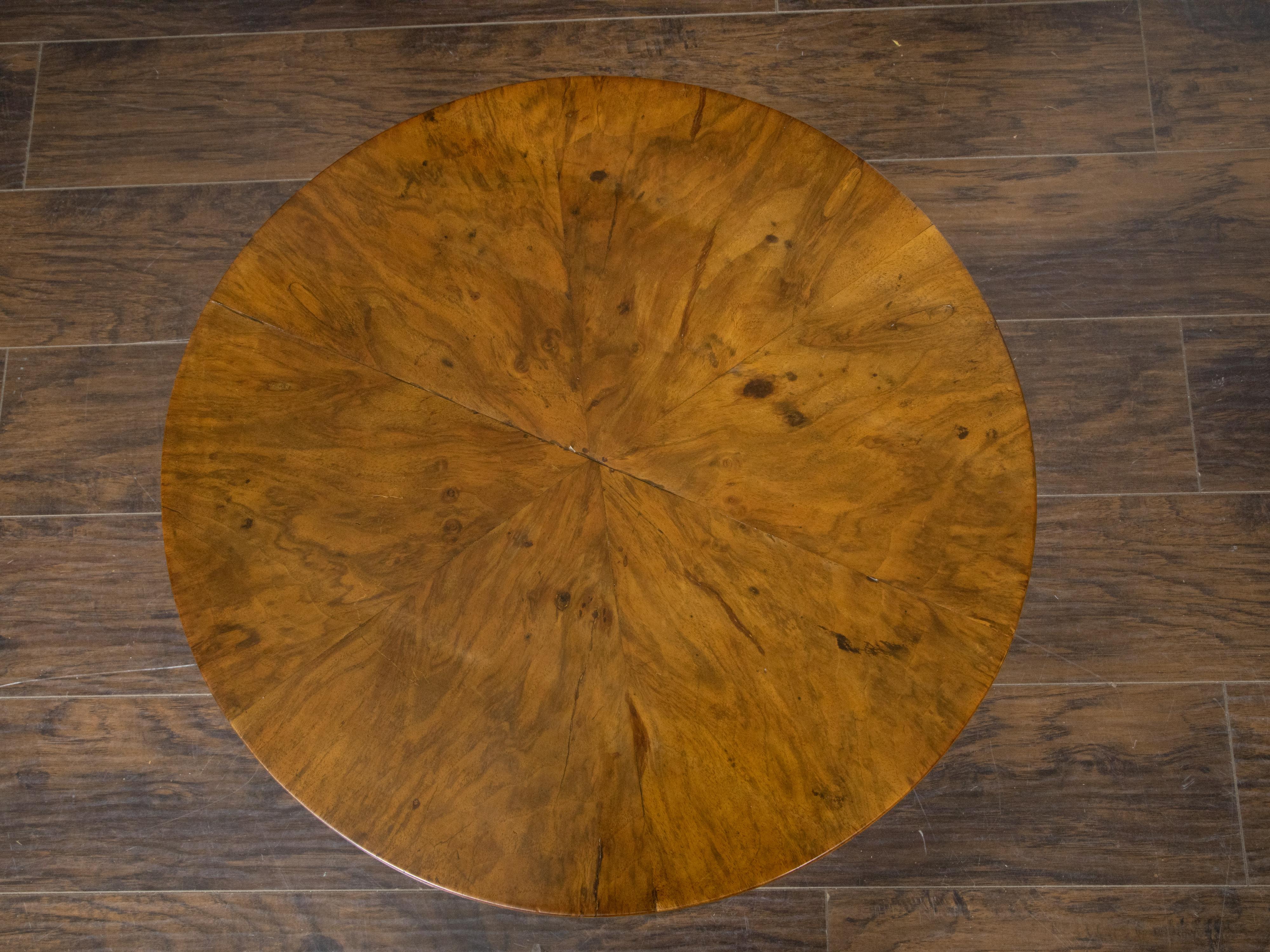 Österreichischer Beistelltisch aus Nussbaumholz aus der Biedermeier-Periode mit runder strahlender furnierter Platte im Angebot 2