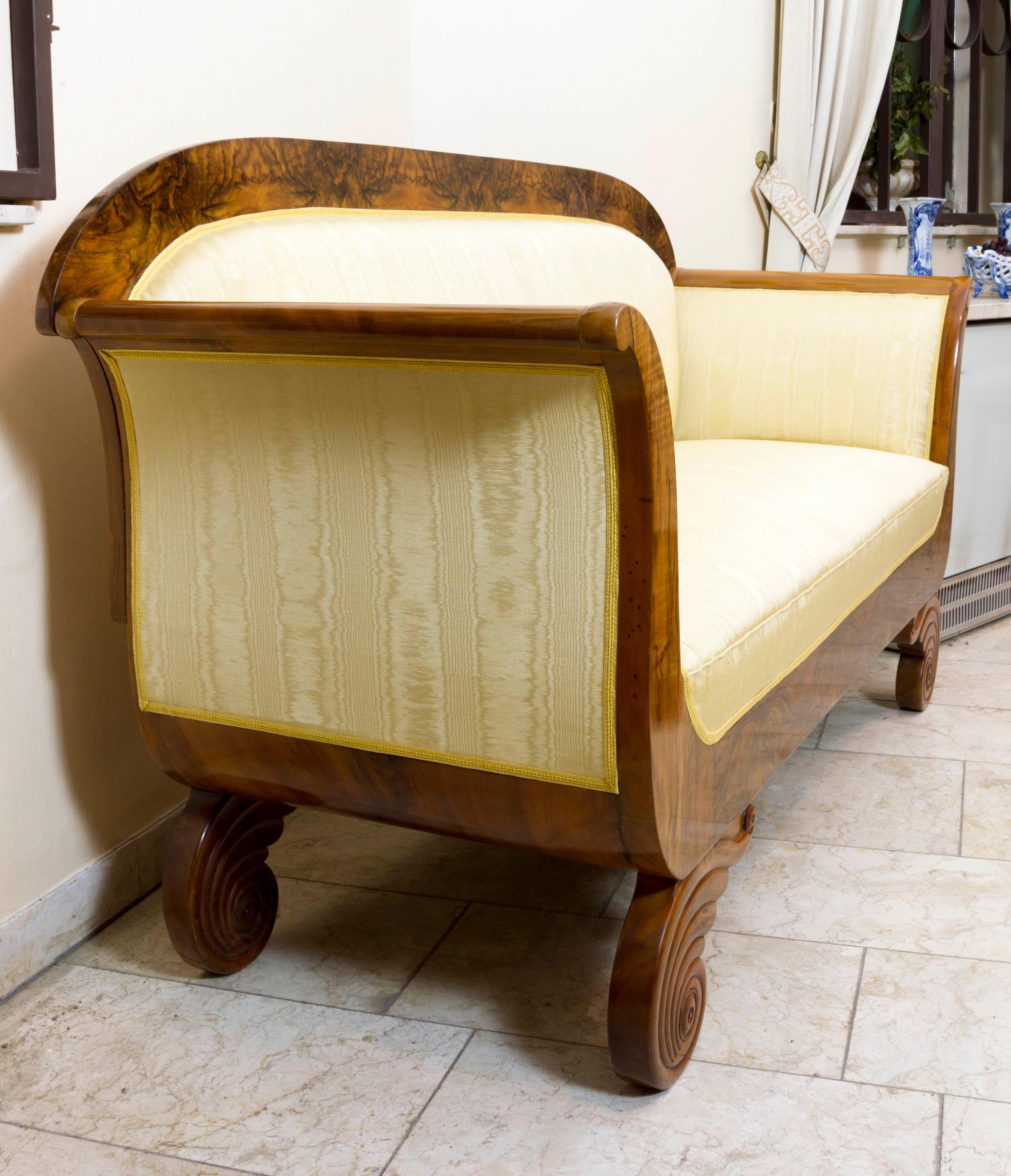2-Seater 

Burl Walnut veneered. Flat frame on profiled volute feet, bowed armrests.
Seat, armrests and back newly upholstered with yellow gold-colored moirée

height 95 cm, seat height 48 cm, width 172 cm, depth 62 cm


