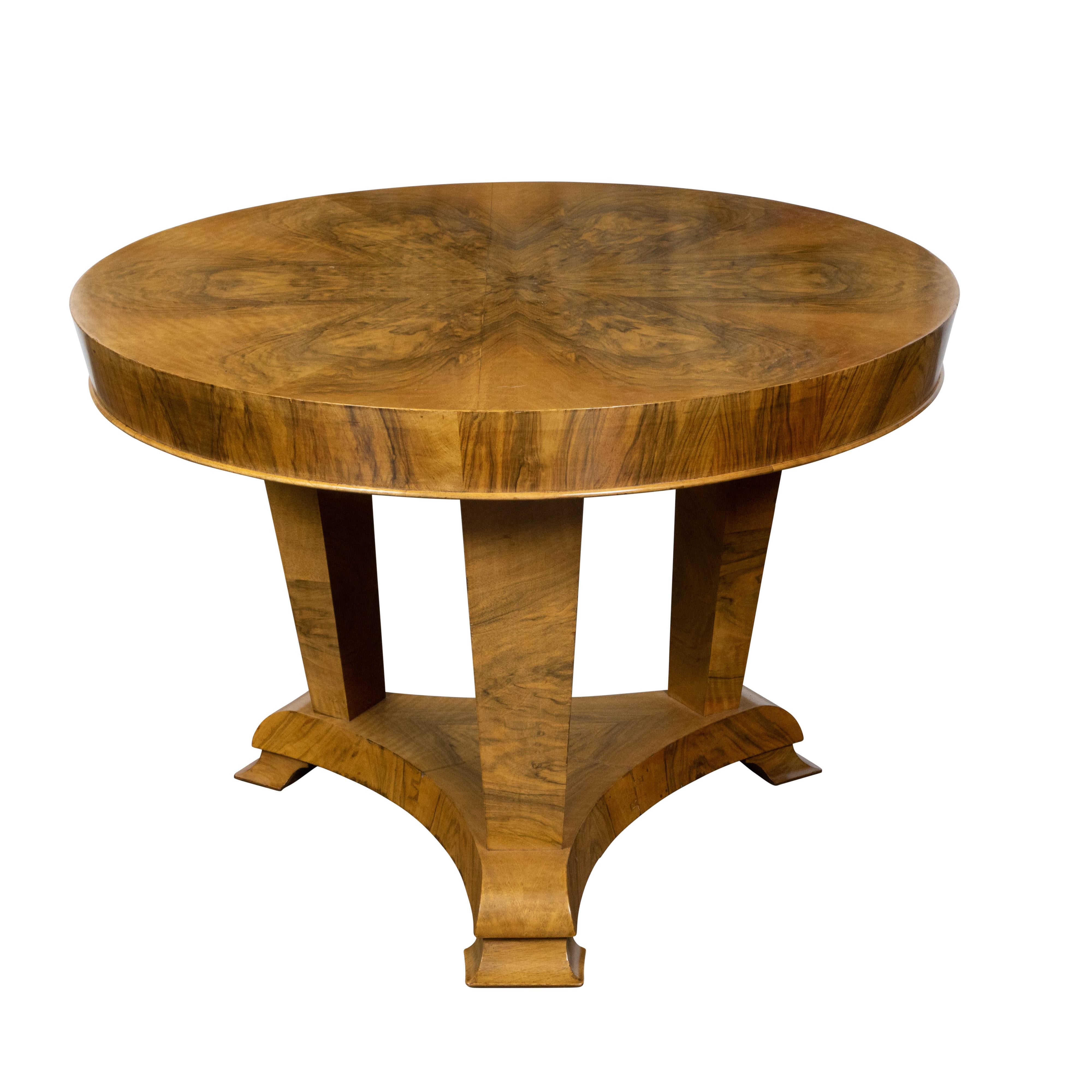 Austrian Biedermeier Walnut 1840s Table with Butterfly Veneer and Tripod Base For Sale 1