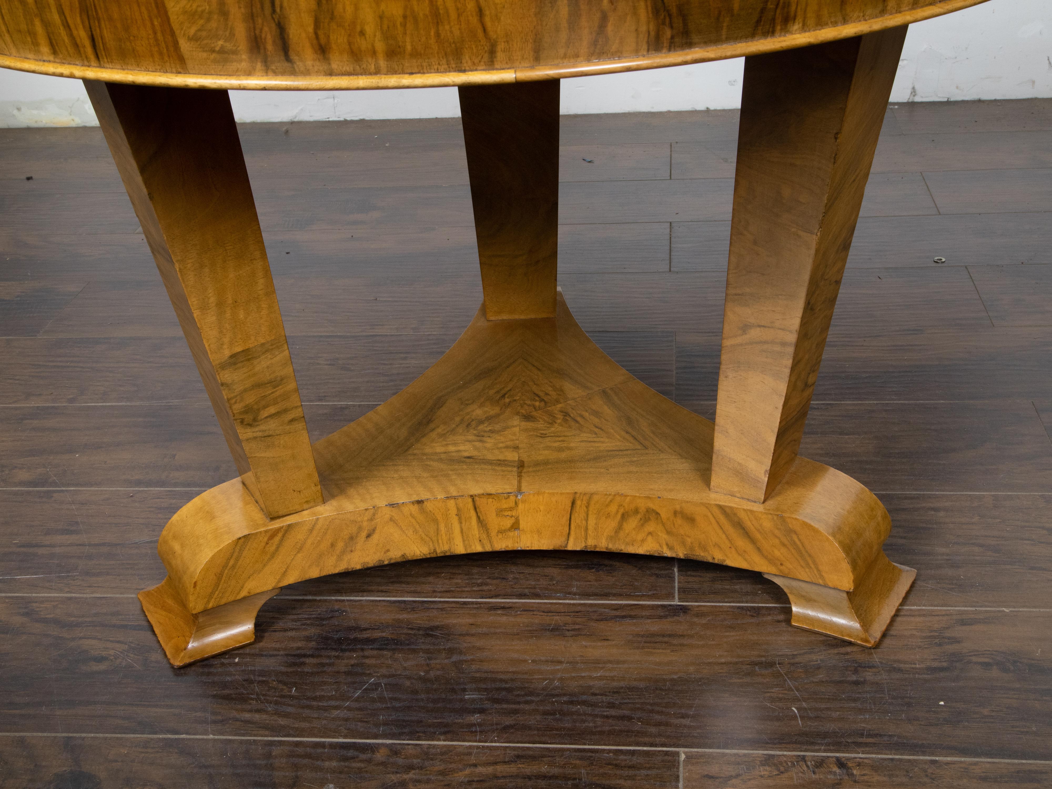 Austrian Biedermeier Walnut 1840s Table with Butterfly Veneer and Tripod Base For Sale 5