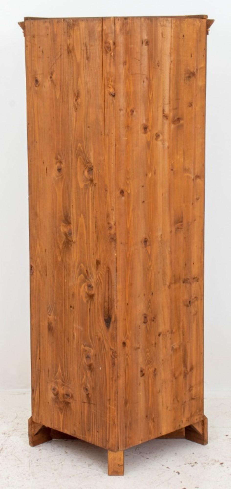 Österreichischer Biedermeier-Eckschrank aus ebonisiertem Nussbaumholz, mit einer schrägen Platte über einer dreifach verglasten Tür, die sich öffnen lässt, um zwei Einlegeböden zu zeigen, auf einem schrägen Sockel, das Innere ist mit