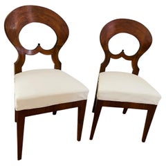 Österreichisches Biedermeier-Stuhlpaar aus Nussbaum