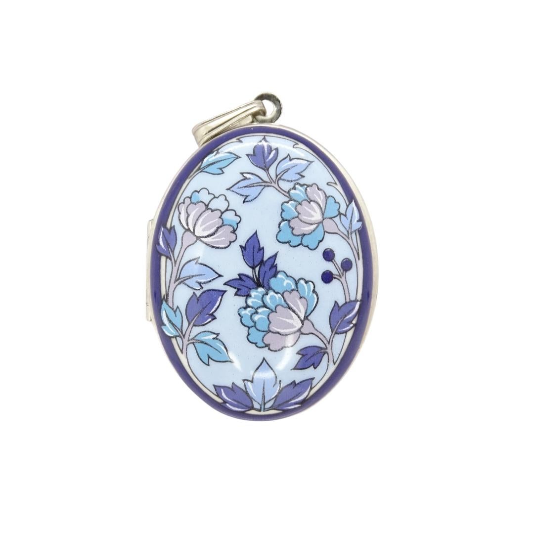 Medaglione austriaco in smalto blu Michaela Frey, ciondolo a medaglione, smalto
Bellissimo ciondolo a medaglione in metallo argentato e smalto blu con motivi floreali stilizzati, ispirato all'Art Nouveau e all'estetica tradizionale austriaca. Di