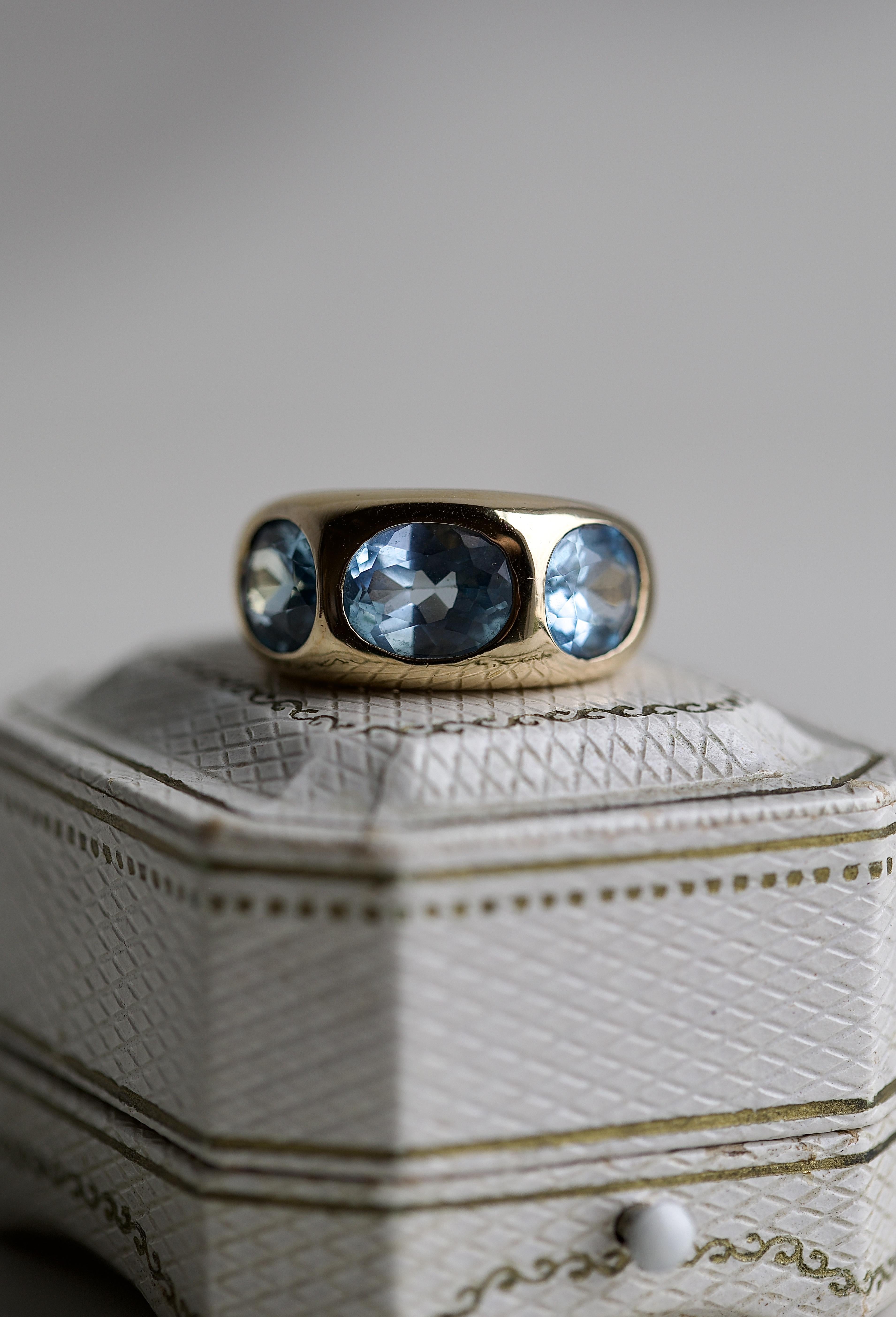 Austrian Blue Topaz Yellow Gold Ring In Excellent Condition For Sale In Beverly Hills, CA