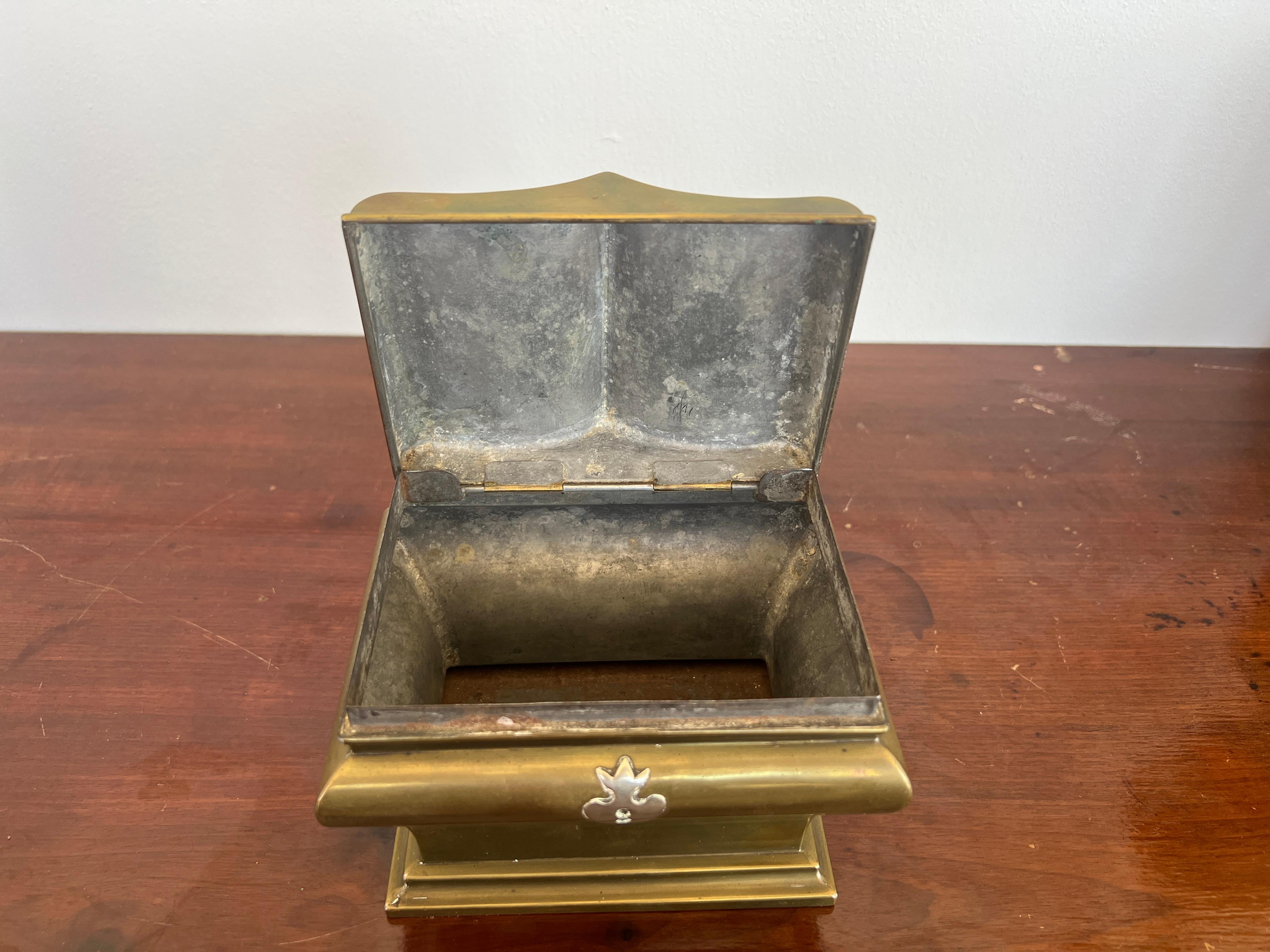 XIXe siècle Boîte à tabac autrichienne bombée Dinanderie, 19e siècle ou plus ancienne en vente