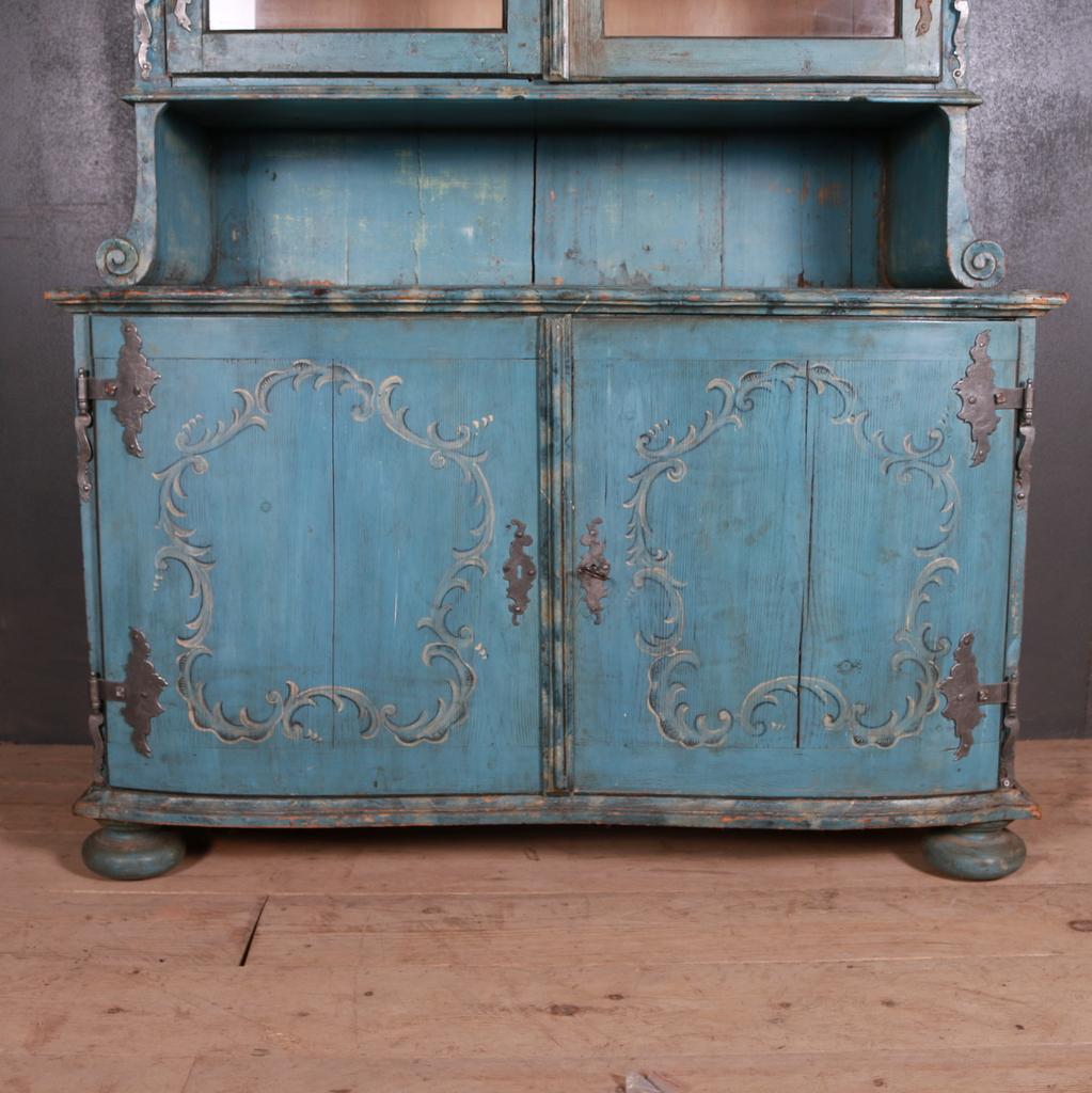 Wonderful 18th century painted and decorated vitrine/ bookcase, 1770.

Dimensions:
50 inches (127 cms) wide
22 inches (56 cms) deep
79.5 inches (202 cms) high
Top depth 17.5