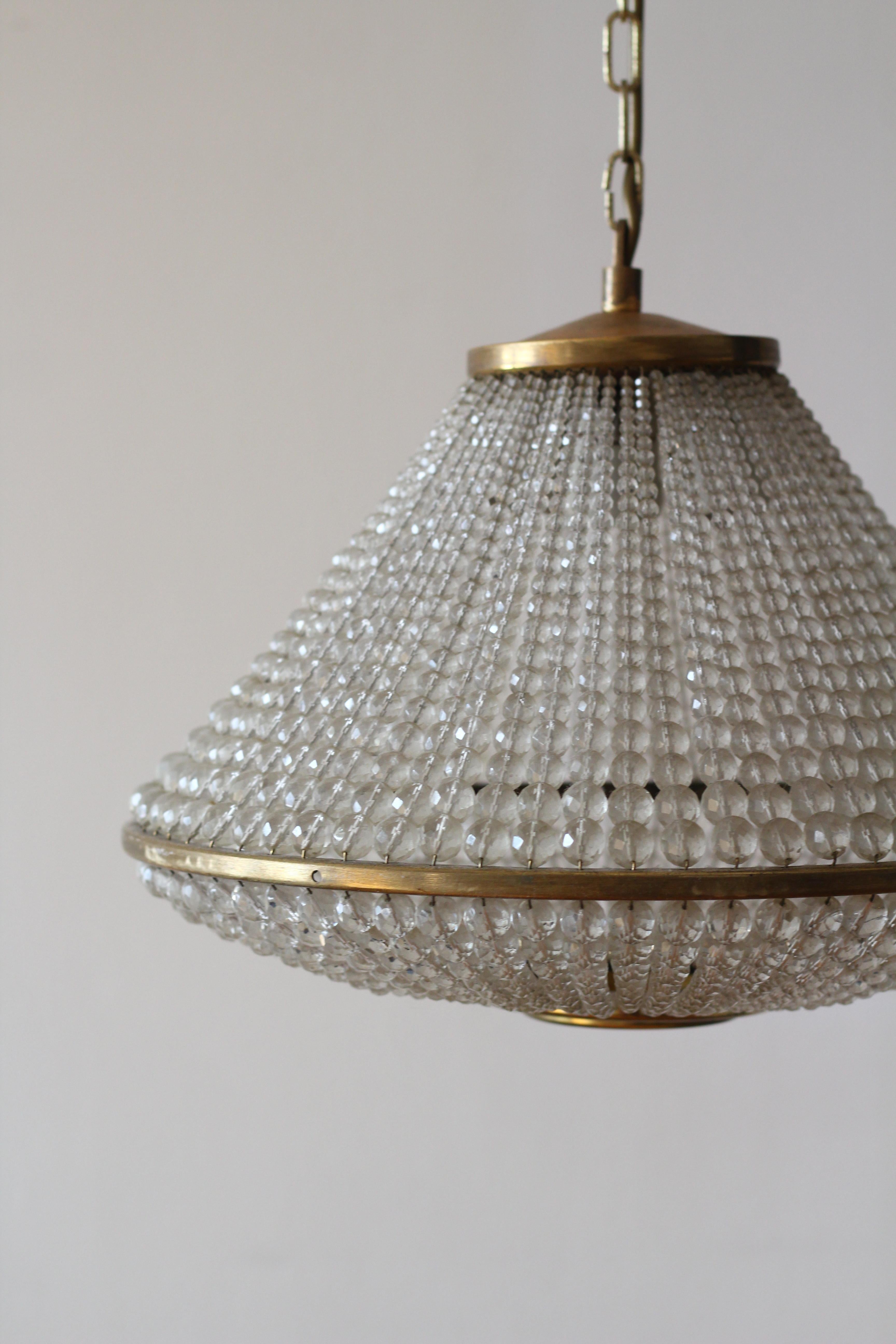 Mid-Century moderno Lampadario austriaco in ottone e perle di lucite del 1950 in vendita