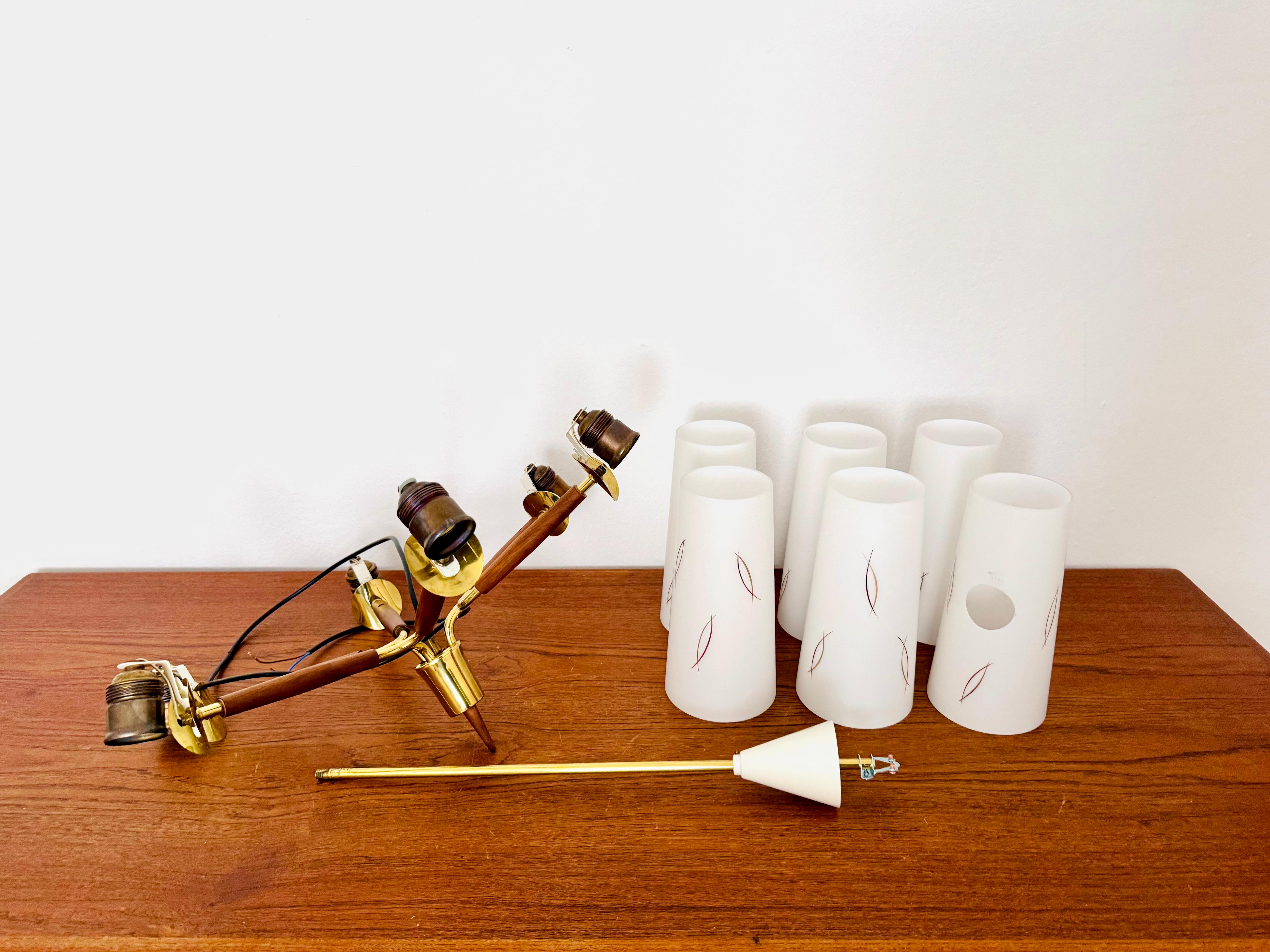Außergewöhnlich schöner Kronleuchter aus den 1950er Jahren.
Diese Lampe ist sehr selten und besticht durch ihre liebevollen Details.
Eine atemberaubende Lampe und eine echte Bereicherung für jedes Zuhause.
Schöne Details aus Nussbaumholz.
Es schafft